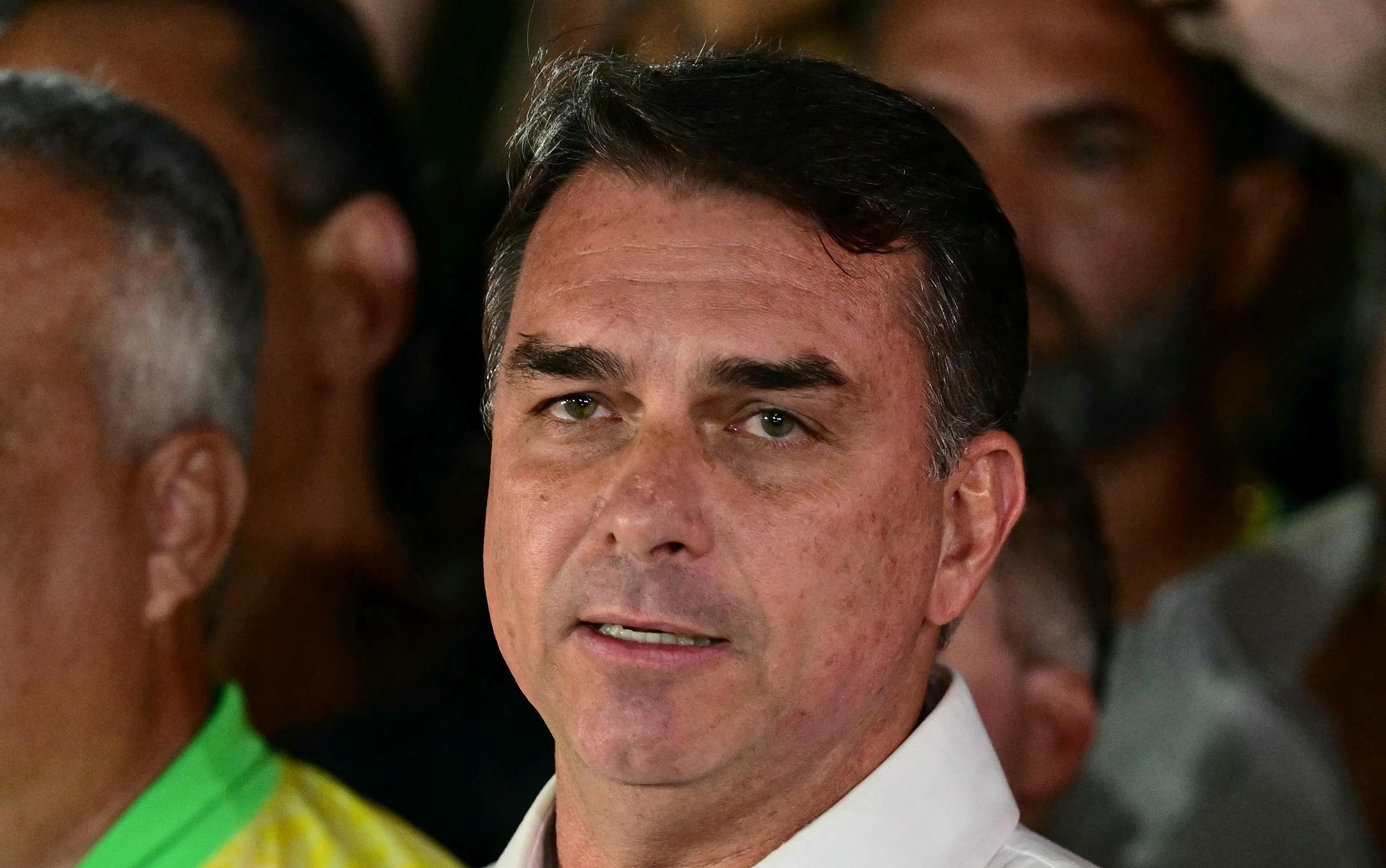 PF rastreia fronteiras para verificar se Flávio Bolsonaro saiu do país