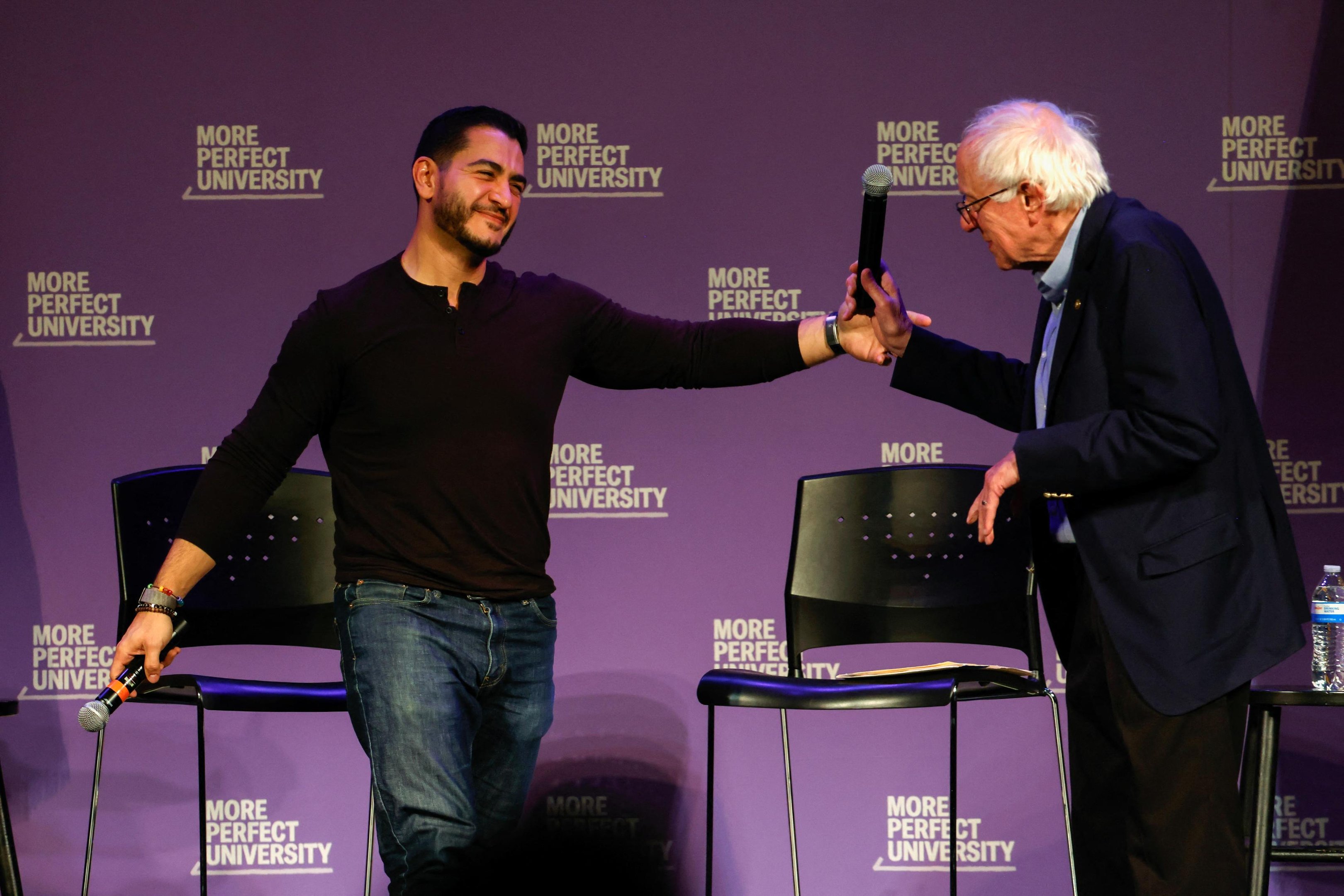 Abdul El-Sayed ao lado de Bernie Sanders