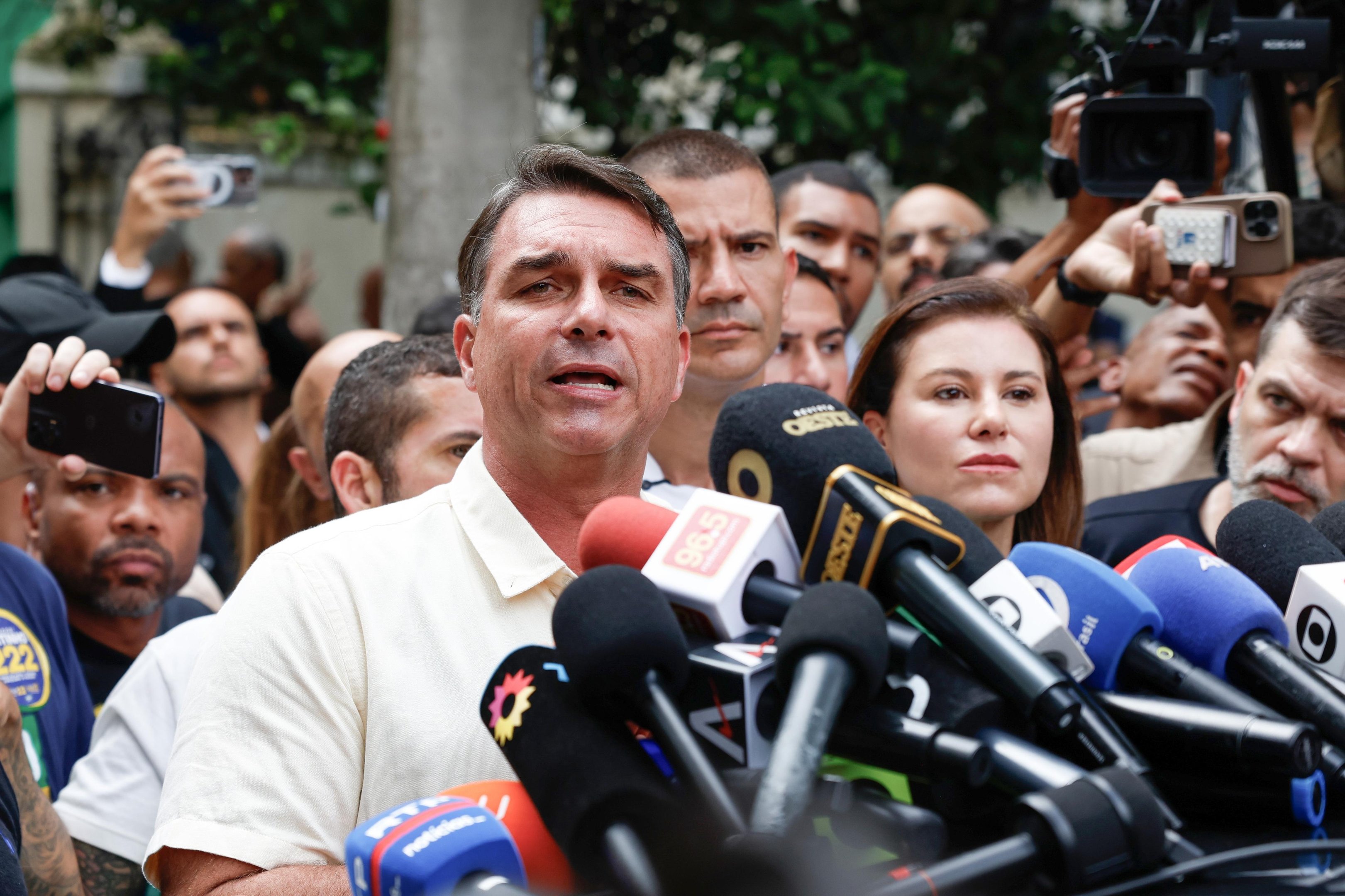 PF investiga se Fl&aacute;vio Bolsonaro fugiu do Pa&iacute;s ap&oacute;s Moraes determinar entrega dos passaportes