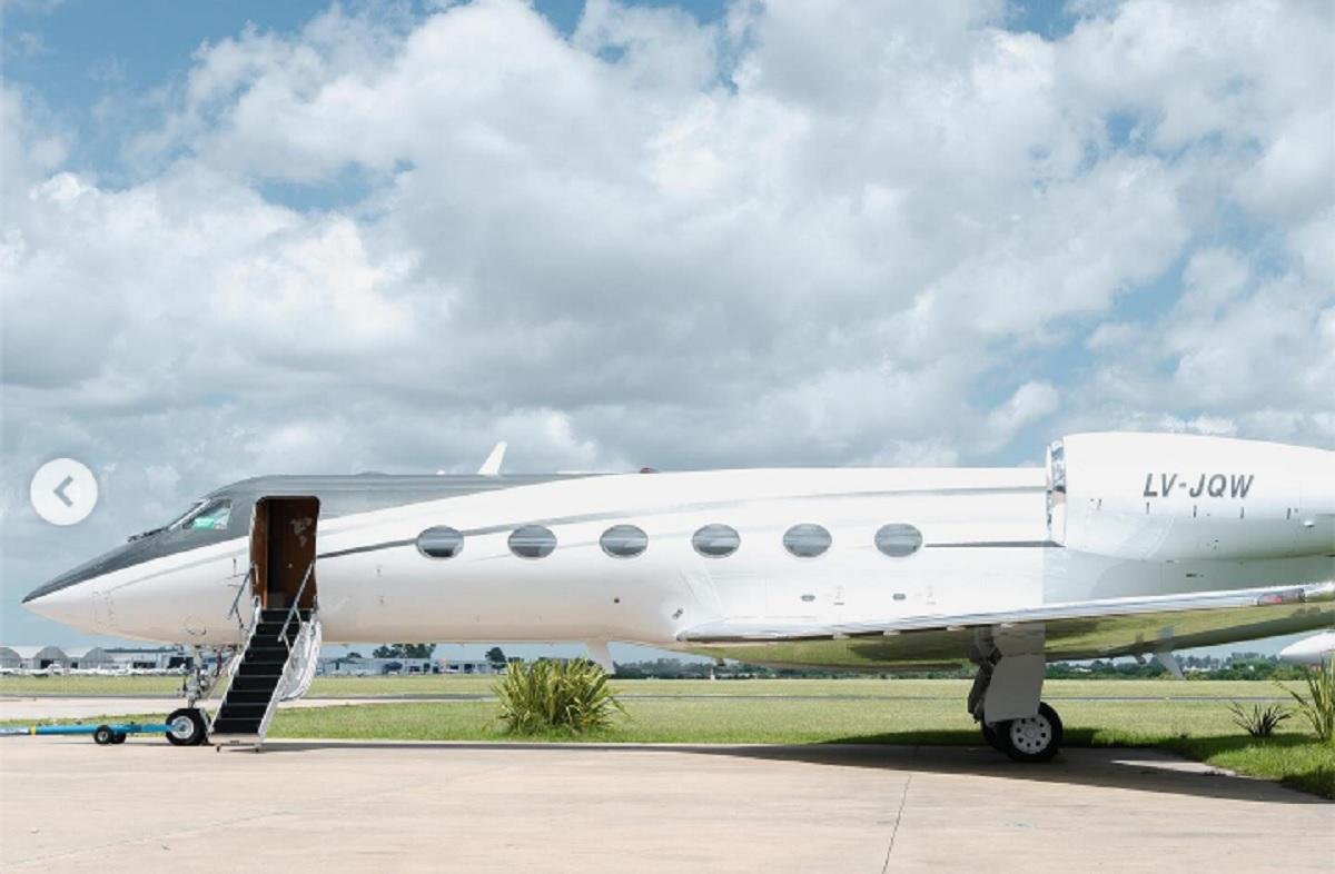 Avi&atilde;o Gulfstream G400, matr&iacute;cula LV-JQW, da Baires Fly, chegou a Porto Iguazu, na Argentina, na noite de segunda-feira e supostamente seria utilizado por Fl&aacute;vio Bolsonaro