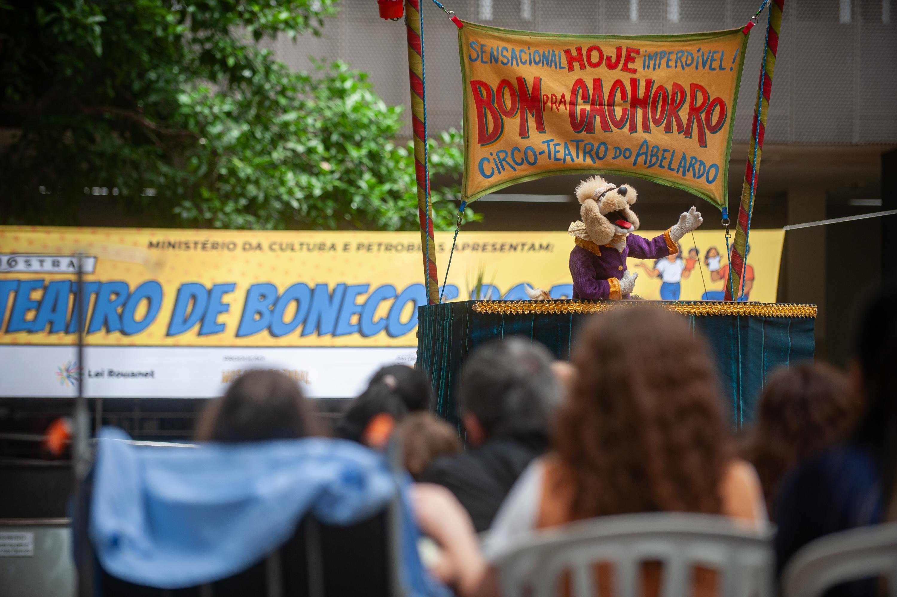 A pra&ccedil;a da institui&ccedil;&atilde;o transformou-se em um palco de teatro