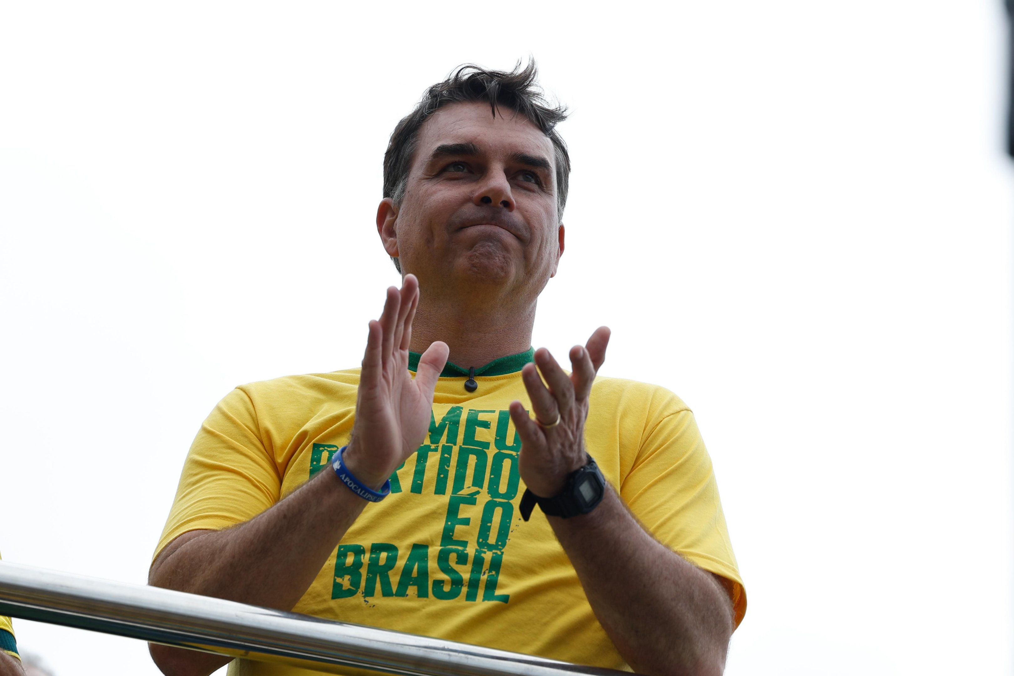 Aliados confirmam que Flávio Bolsonaro deixou o Brasil, diz CNN