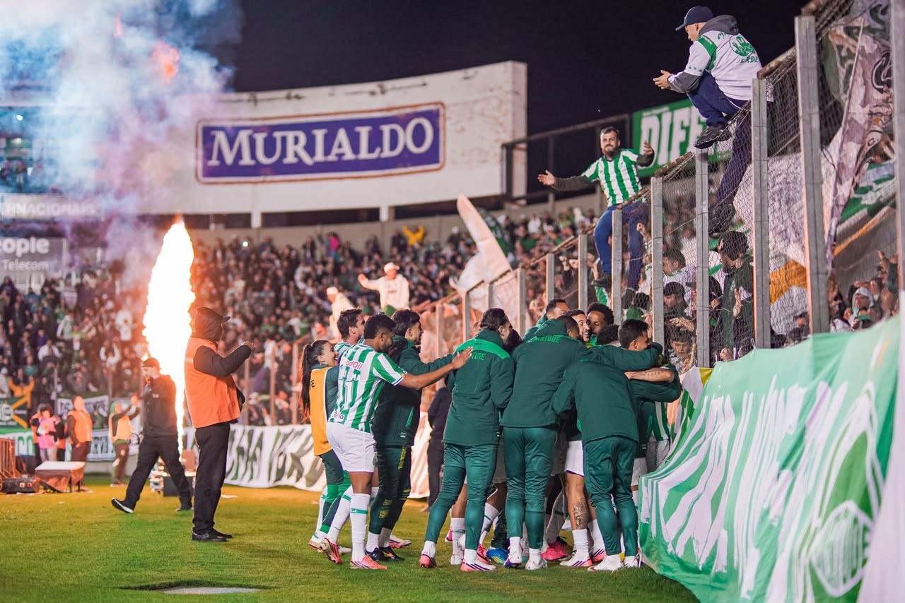 Torcida lotou o Jaconi