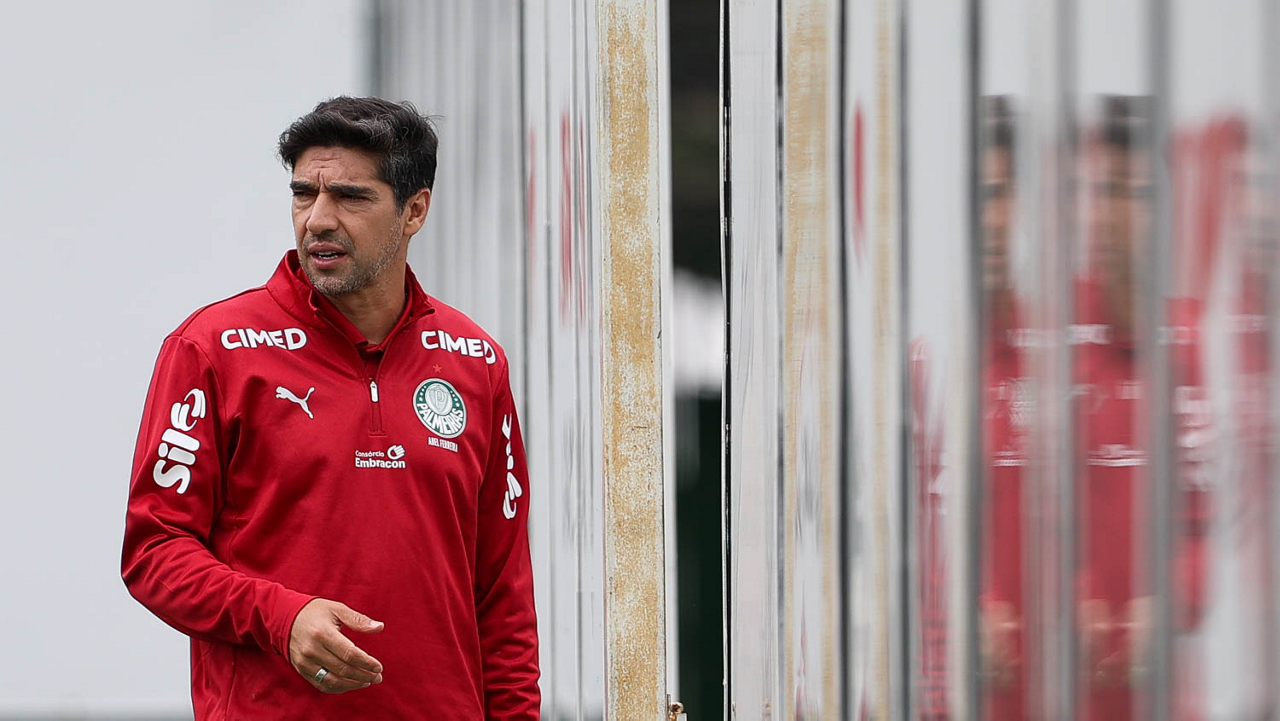 O t&eacute;cnico Abel Ferreira, da SE Palmeiras, durante treinamento, na Academia de Futebol