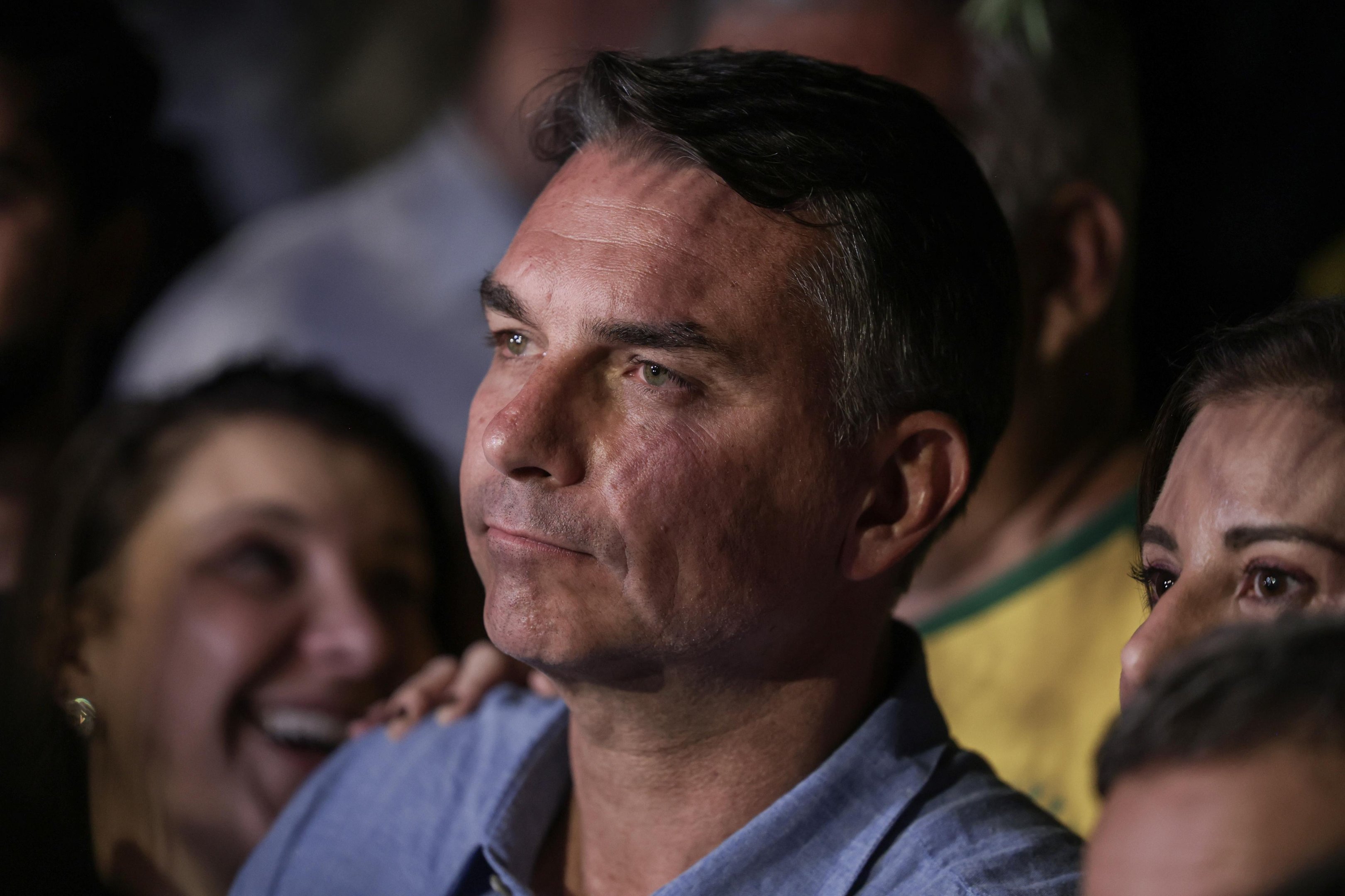 Deputado confirma sa&iacute;da de Fl&aacute;vio Bolsonaro do Brasil