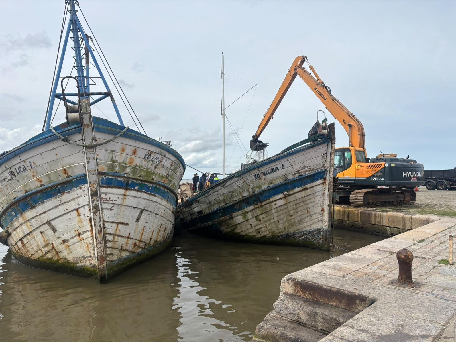  Barcos abandonados começam a ser retirados do Cais da Hidroviária, em Rio Grande