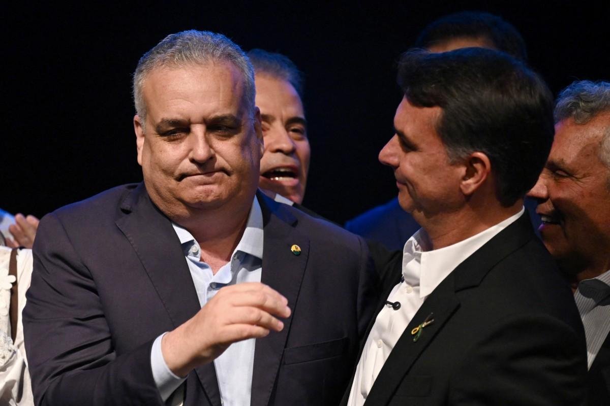 Manifesta&ccedil;&atilde;o ocorre em meio &agrave; sa&iacute;da de Fl&aacute;vio Bolsonaro do Brasil
