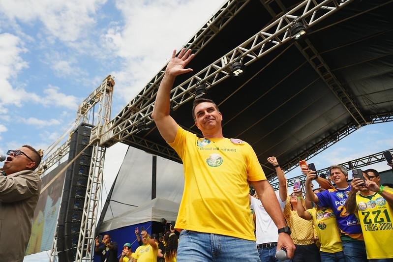De acordo com aliados, Fl&aacute;vio Bolsonaro deixou o Brasil rumo aos EUA