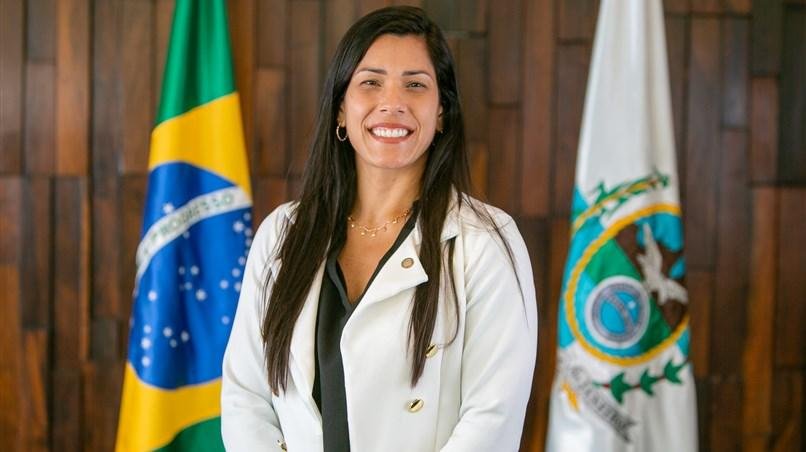 Justiça proíbe deputada de incentivar demissão de opositores