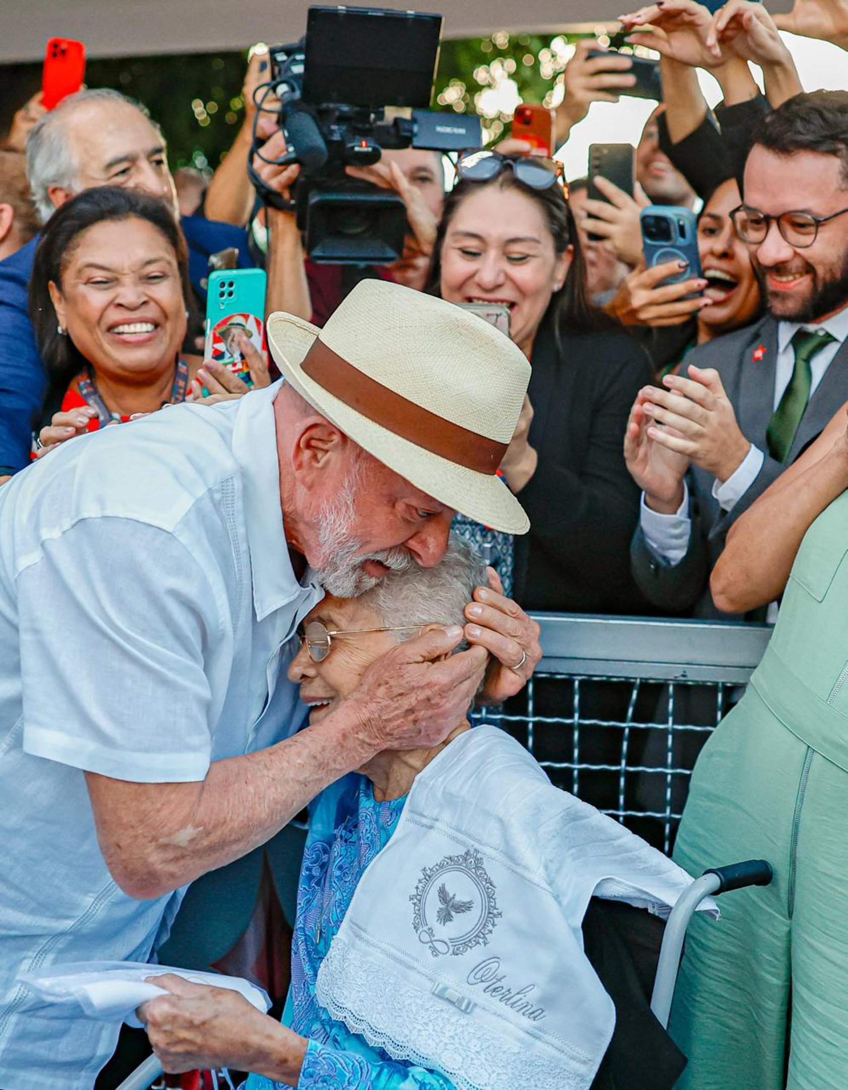 Lula e eleitores idosos se emocionam em festa de aniversário
