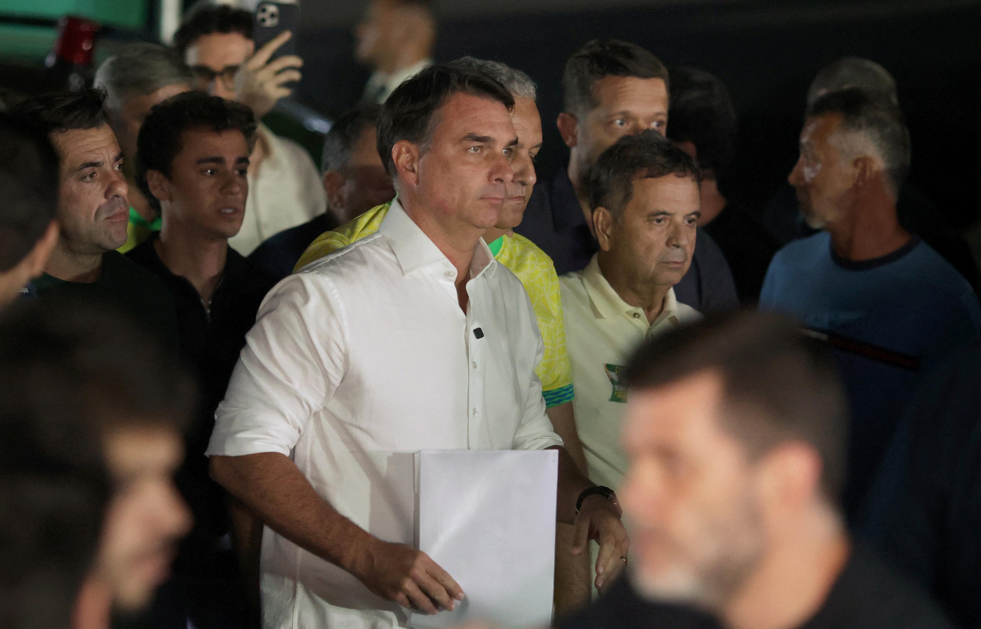 Voo em que estaria Flávio Bolsonaro faz escala no Equador e segue para os Estados Unidos 