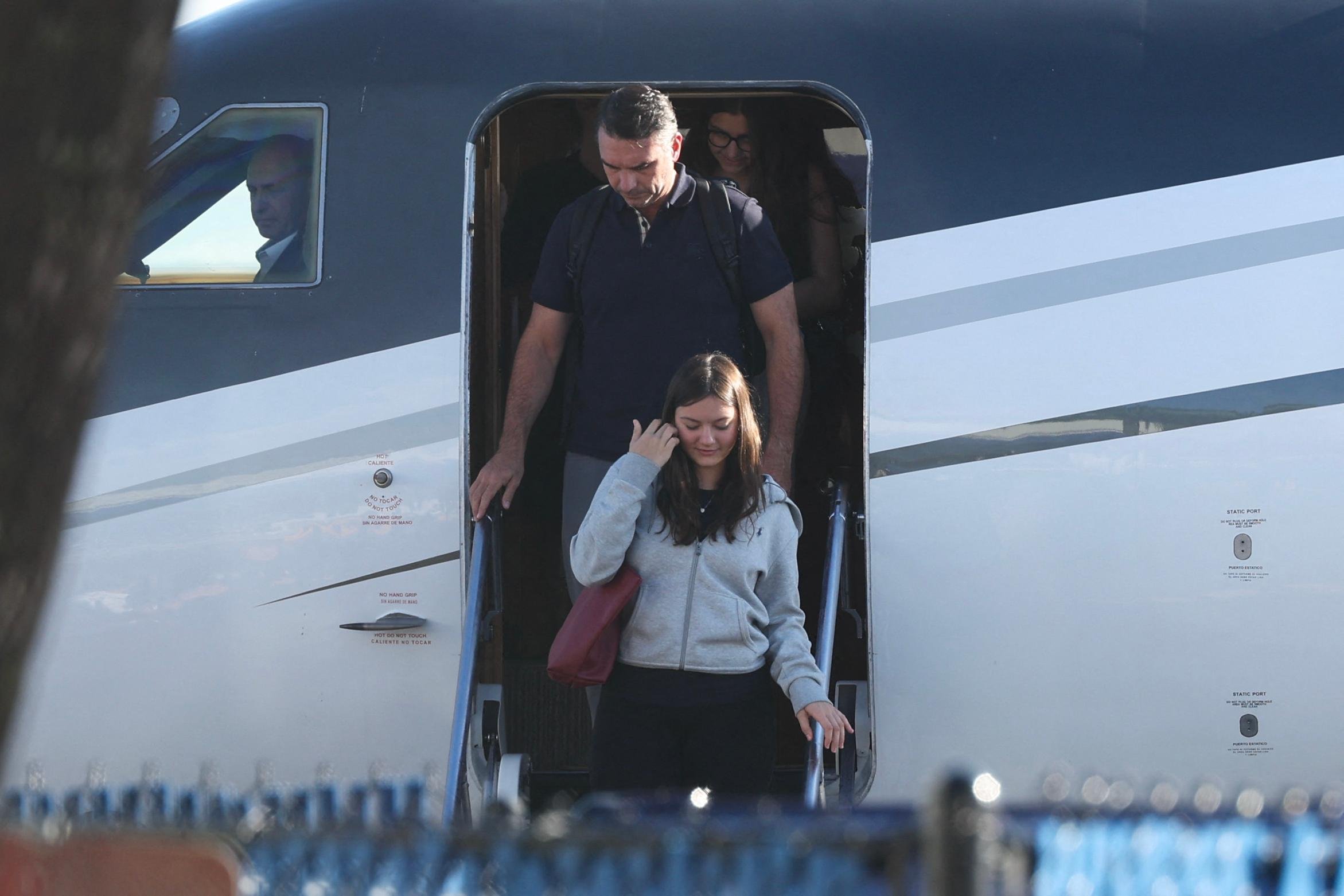 Flávio Bolsonaro e família desembarcam nos Estados Unidos 