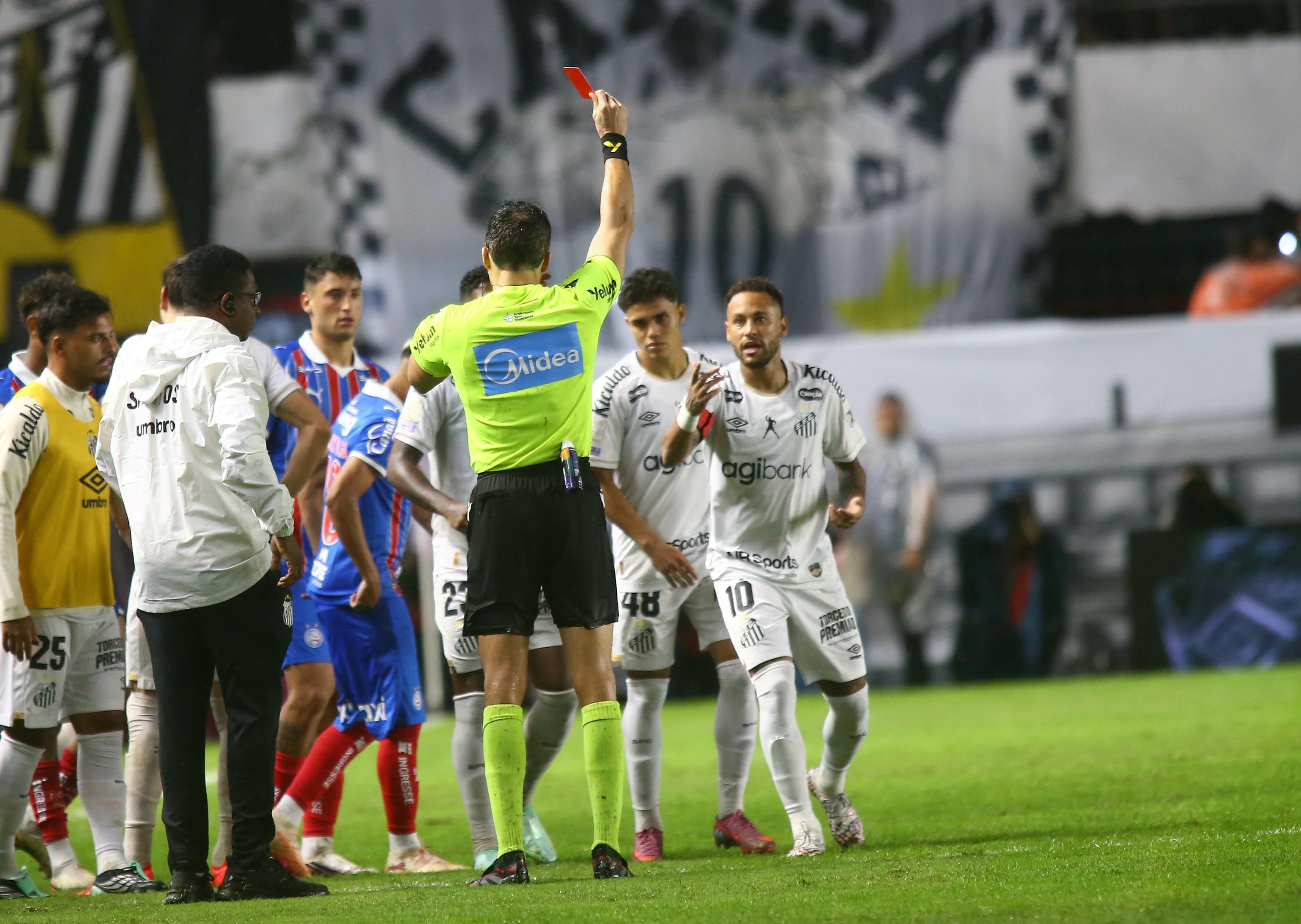Neymar foi expulso ap&oacute;s revis&atilde;o do VAR