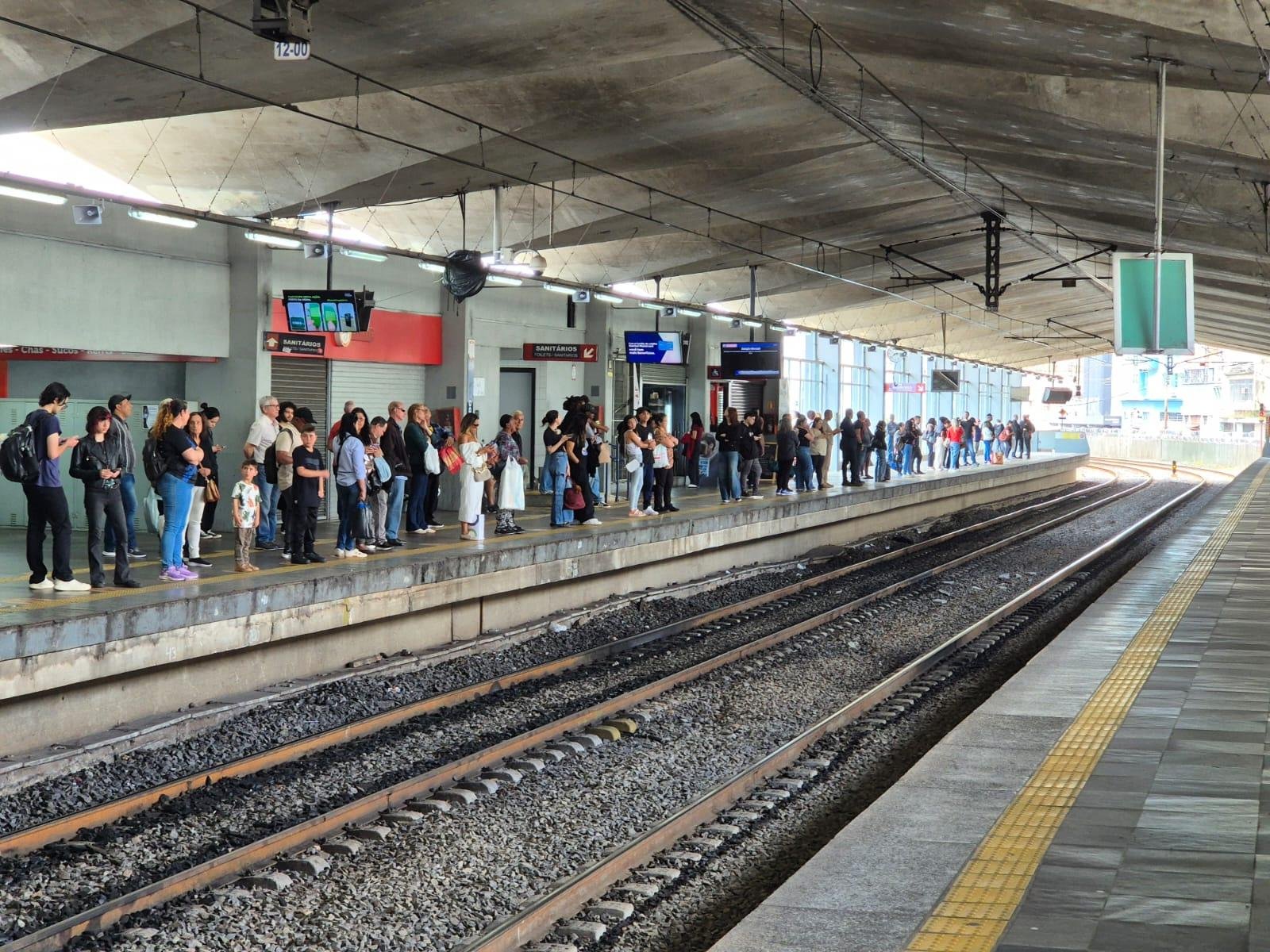 Problema no sistema de energia da Trensurb faz viagens demorarem mais de 1h