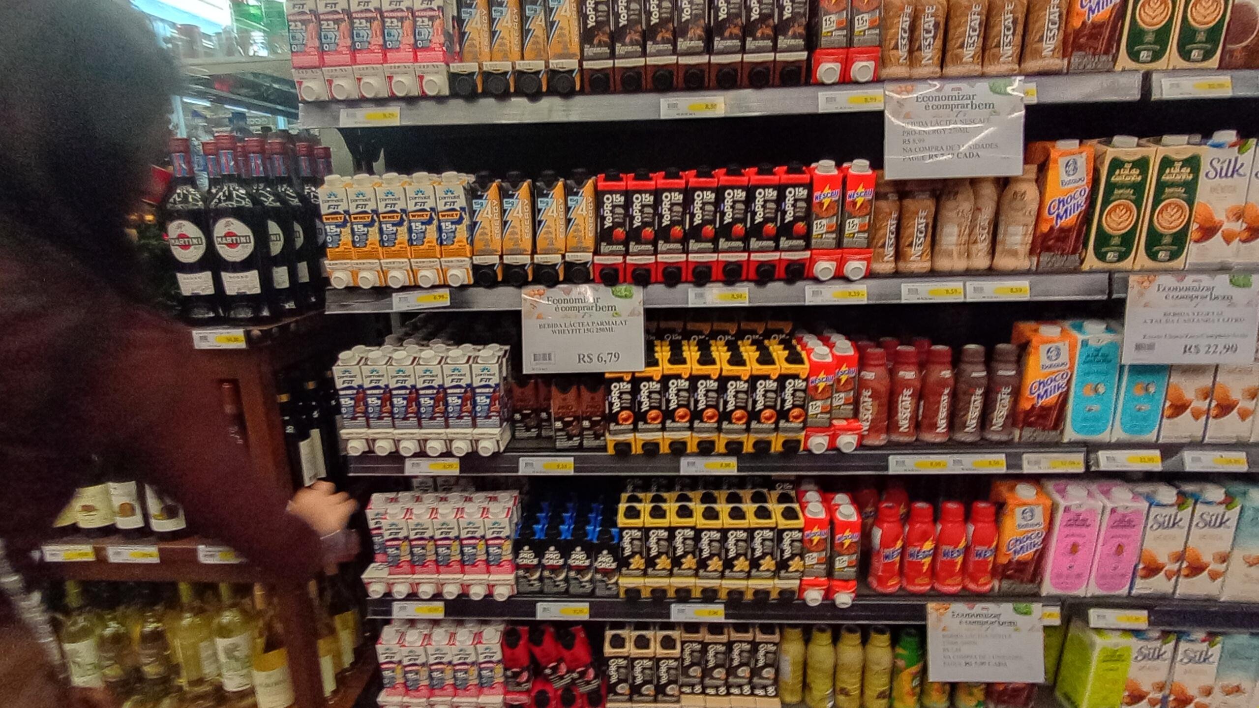 Prateleiras exp&otilde;em uma variedade de bebidas proteicas l&aacute;cteas, que viraram sensa&ccedil;&atilde;o entre diferentes p&uacute;blicos