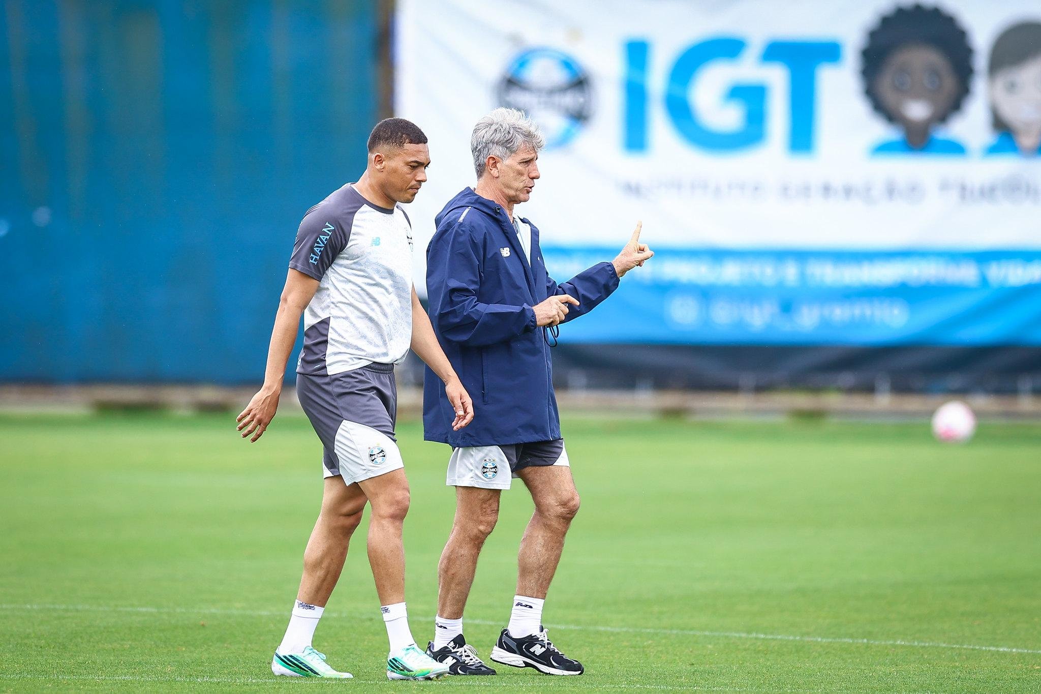 Carlos Vin&iacute;cius conversa com Renato durante treino antes do jogo desta noite