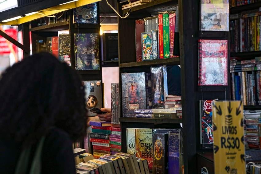 Edi&ccedil;&atilde;o da Feira do Livro deste ano re&uacute;ne literatura, sess&otilde;es de aut&oacute;grafos e atividades culturais na Pra&ccedil;a da Alf&acirc;ndega.