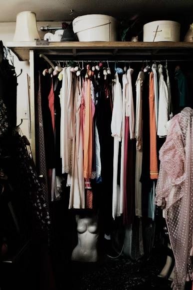 : Entre tend&ecirc;ncias passageiras e pe&ccedil;as que resistem ao tempo, o guarda-roupa tamb&eacute;m guarda hist&oacute;rias e mem&oacute;rias de diferentes gera&ccedil;&otilde;es