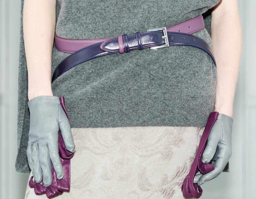 O roxo profundo ganha destaque em acess&oacute;rios e combina&ccedil;&otilde;es com tons neutros, uma das propostas crom&aacute;ticas da WGSN para o inverno 2028/2029