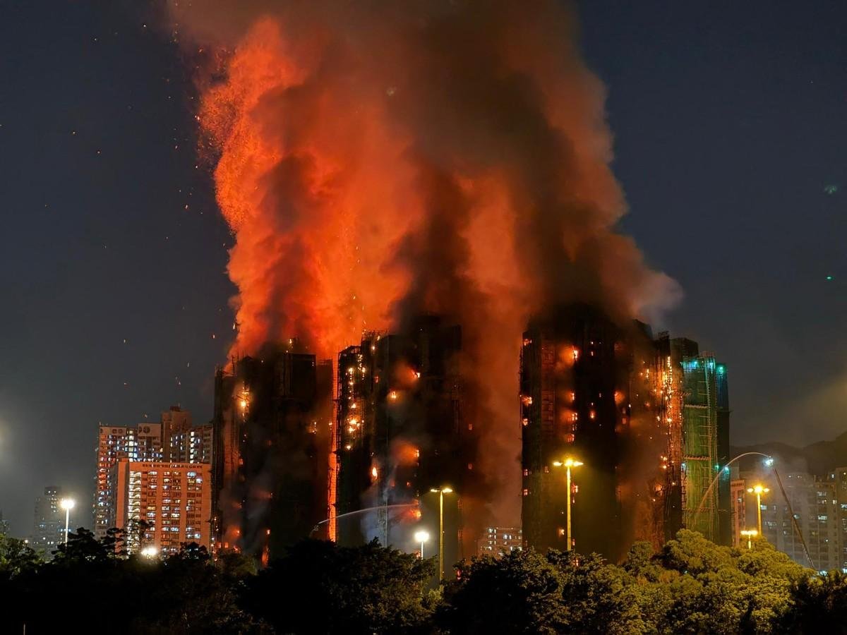 Líder de Hong Kong pede desculpas após investigação apontar falhas do governo em incêndio com 168 mortos