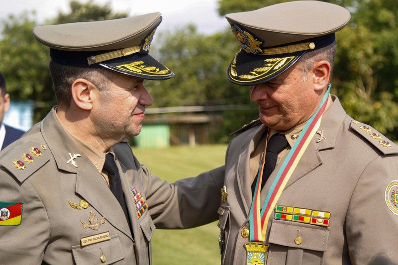 Coronel Clodemilton Silva Bueno entregou o Comando Regional de Polícia Militar do Delta do Jacuí ao irmão, o também coronel Marcelo da Silva Bueno Coronel Clodemilton Silva Bueno entregou o Comando Regional de Polícia Militar do Delta do Jacuí ao irmão, o também coronel Marcelo da Silva Bueno