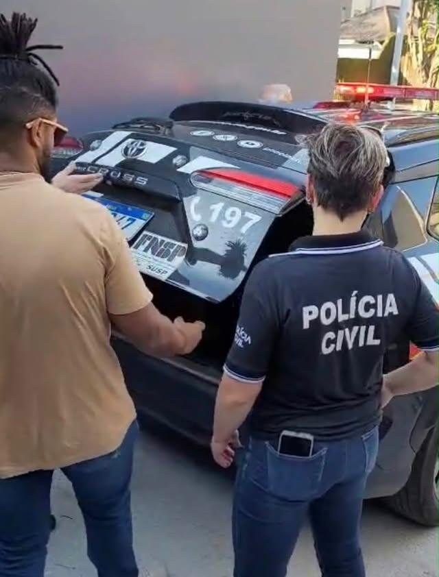 Durante o cumprimento do mandado, ele resistiu &agrave; a&ccedil;&atilde;o policial e amea&ccedil;ou uma policial civil que participava da dilig&ecirc;ncia
