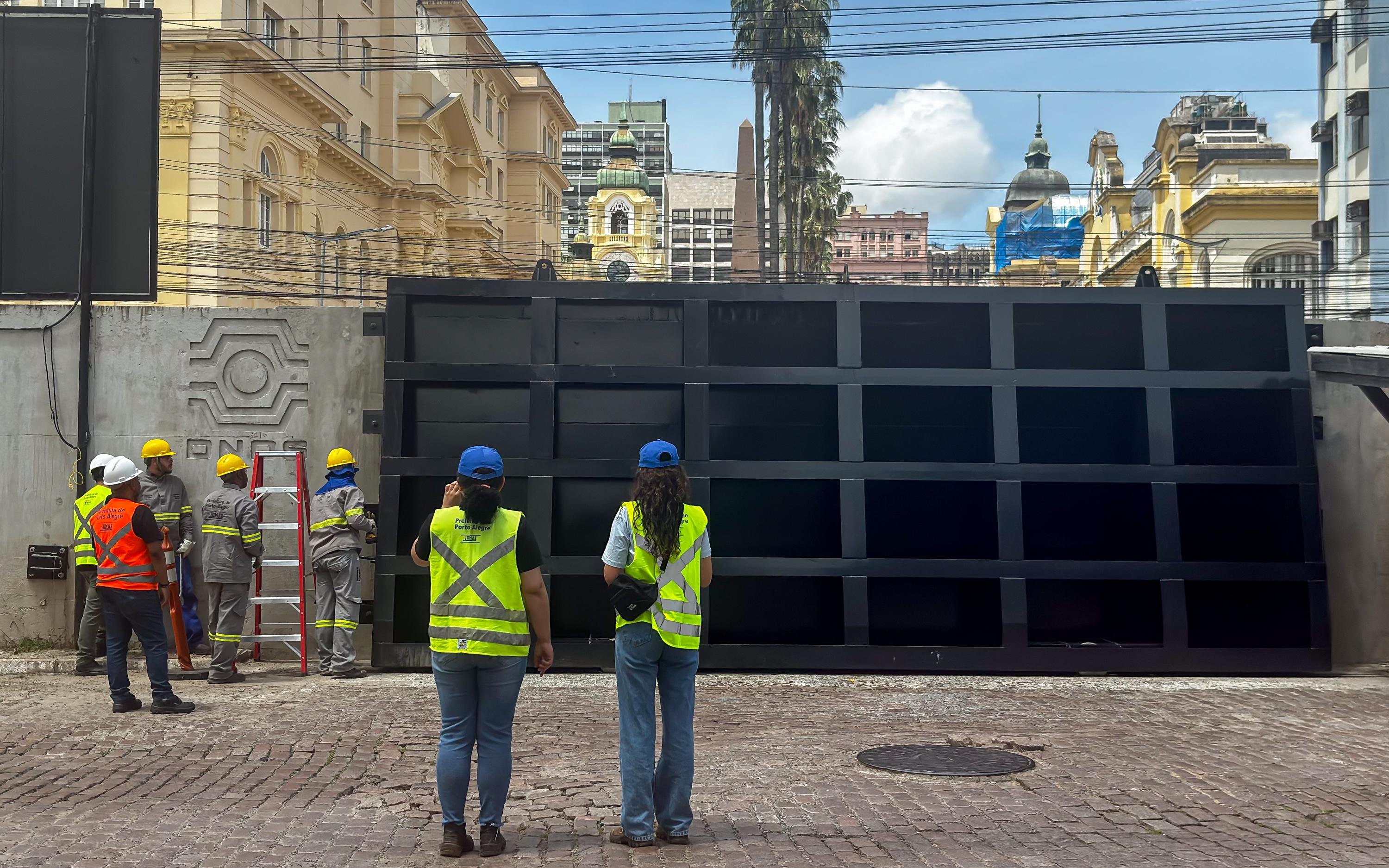 Simulado fecha comportas do sistema de proteção contra cheias de Porto Alegre