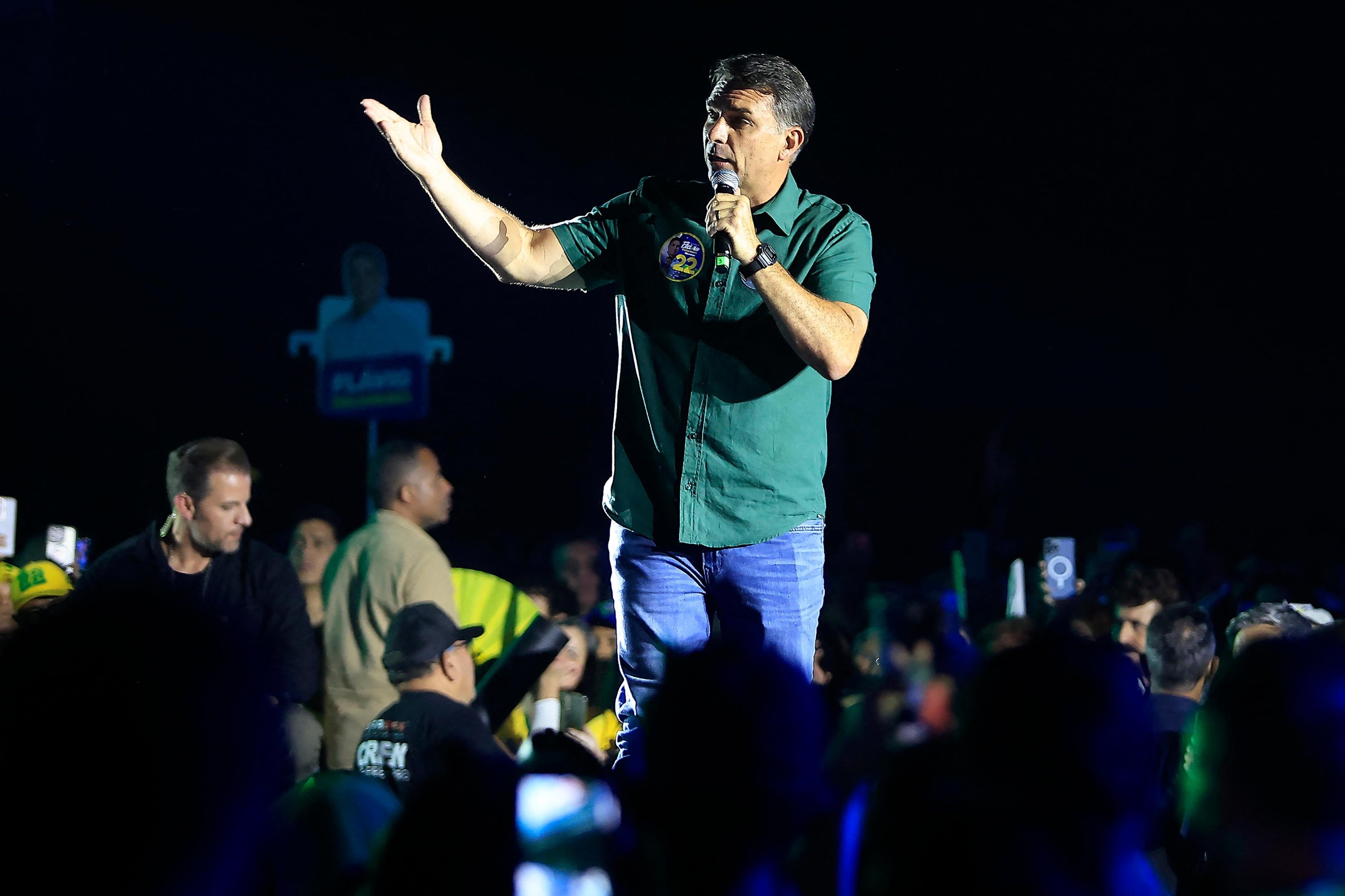 Requerimento de deputado quer saber se Fl&aacute;vio, Eduardo e Carlos Bolsonaro tiveram tratamento privilegiado para obter a cidadania italiana