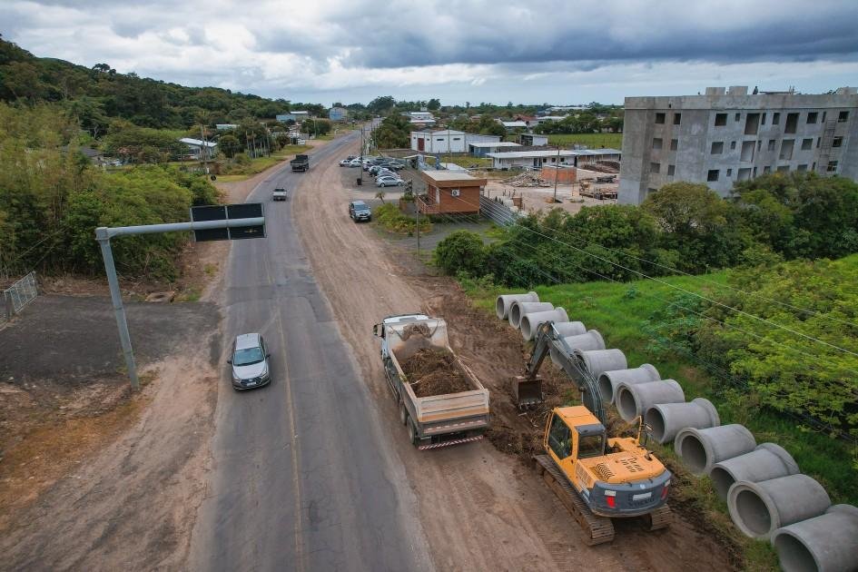 Gabriel Souza assina ordem de início das obras de duplicação da ERS 030, em Osório