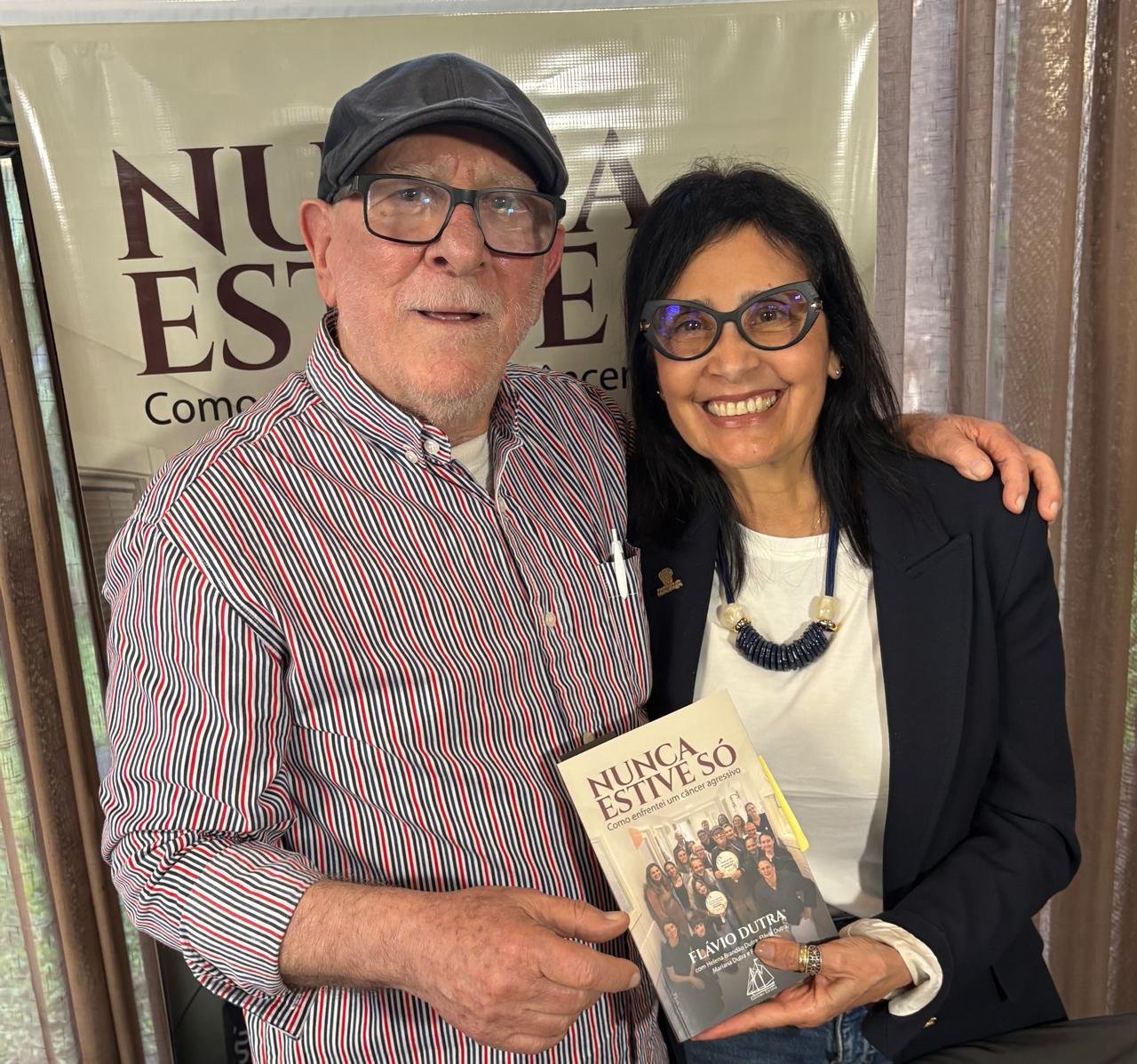 Fl&aacute;vio Dutra e Val&eacute;ria Leopoldino em tarde de lan&ccedil;amento do livro dele, no Chal&eacute; da Pra&ccedil;a XV