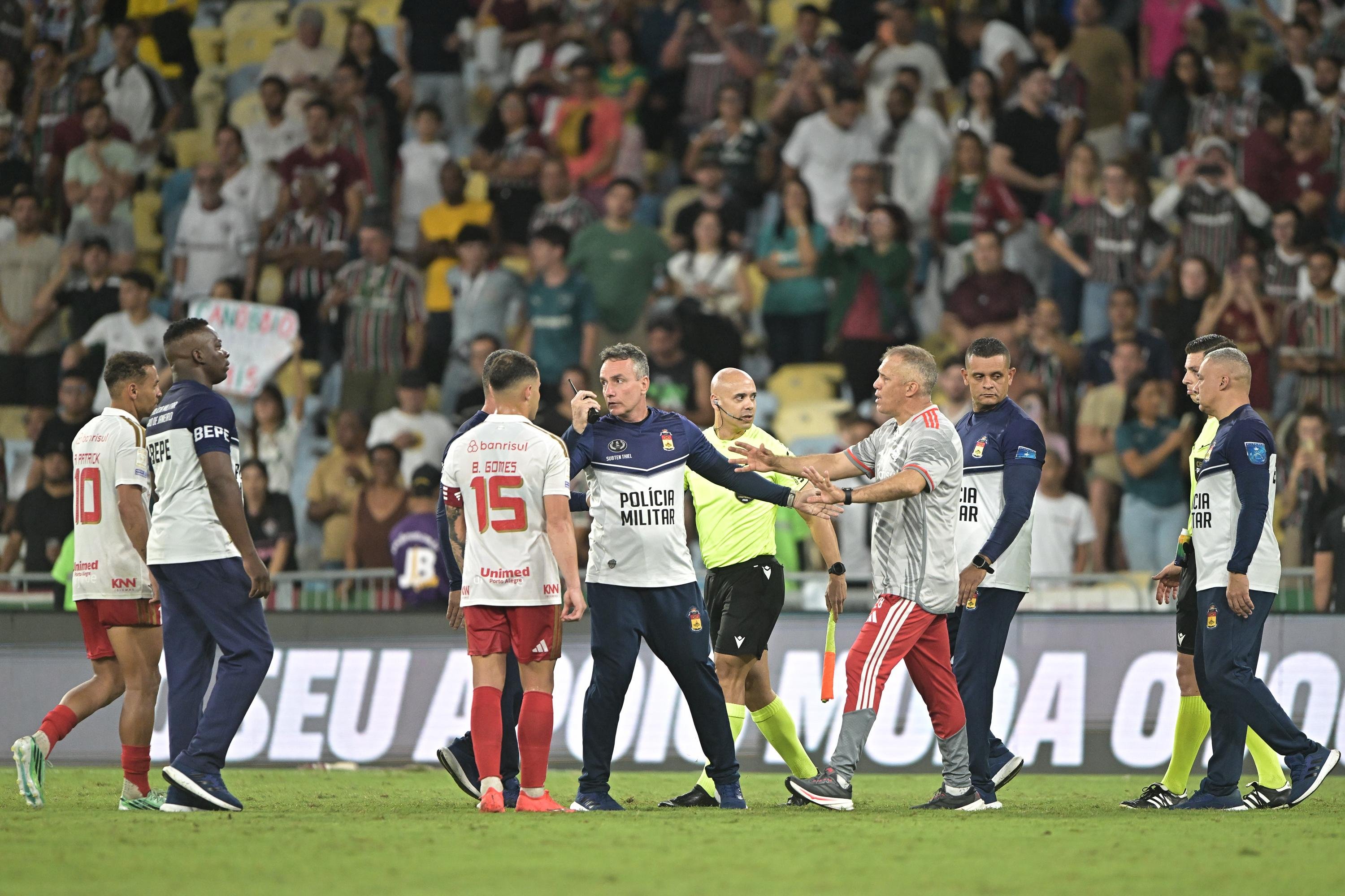 Jogadores do Inter fazem cobran&ccedil;as aos &aacute;rbitros ap&oacute;s a derrota para o Fluminense