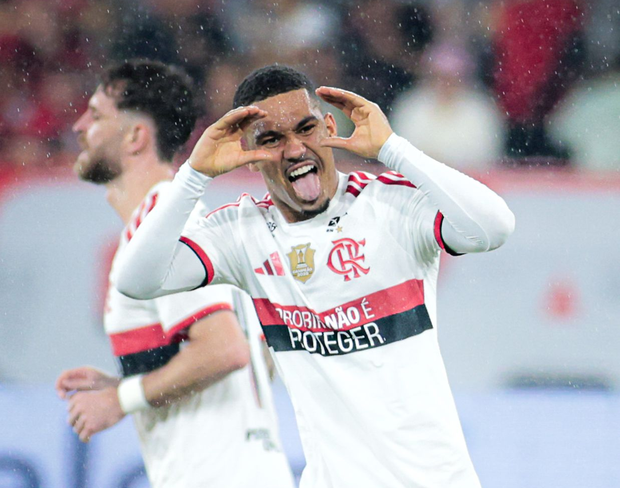 Samuel Lino anotou duas vezes