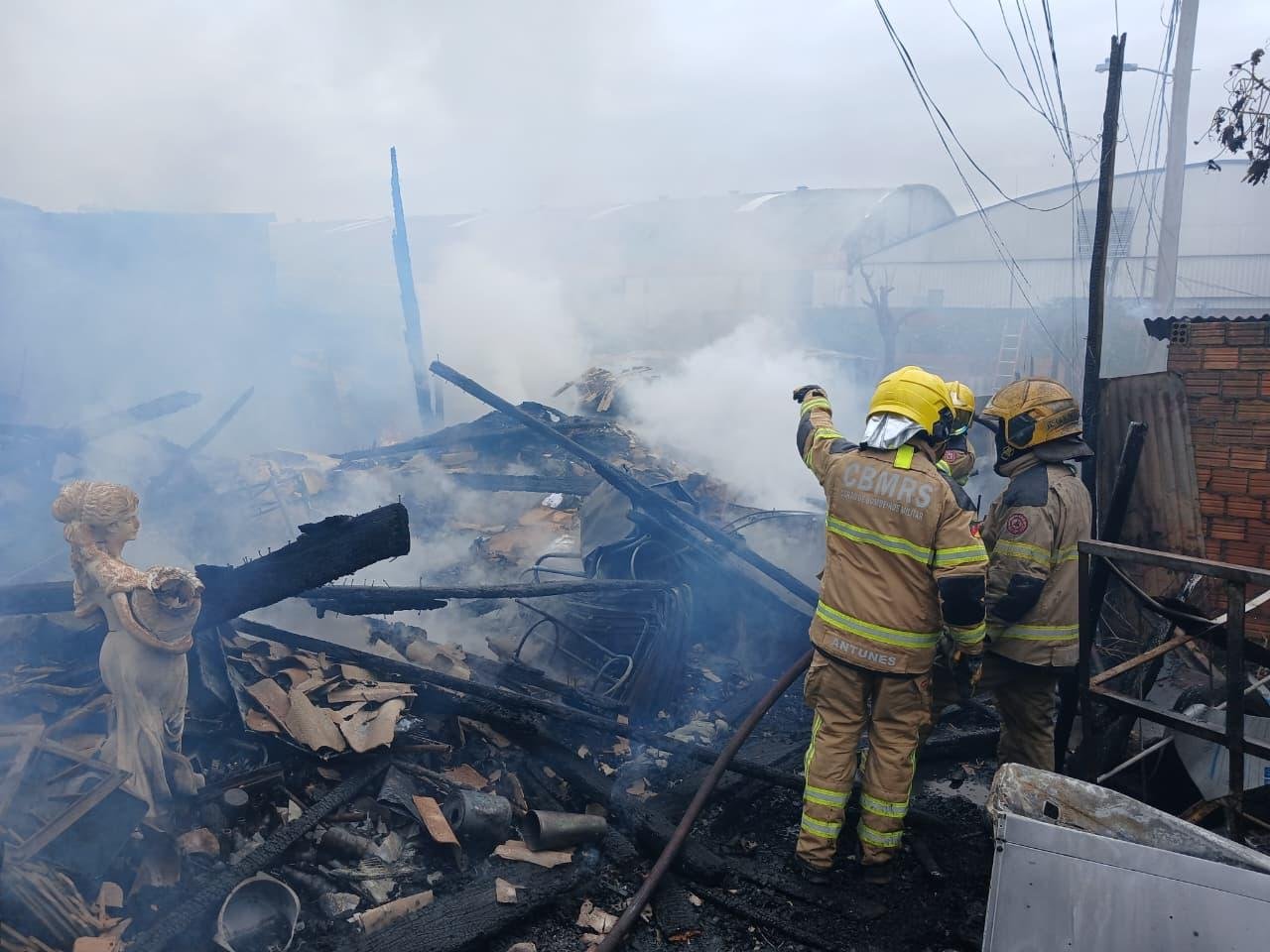 Duas casas e um galp&atilde;o s&atilde;o destru&iacute;dos&nbsp;por inc&ecirc;ndio em Porto Alegre