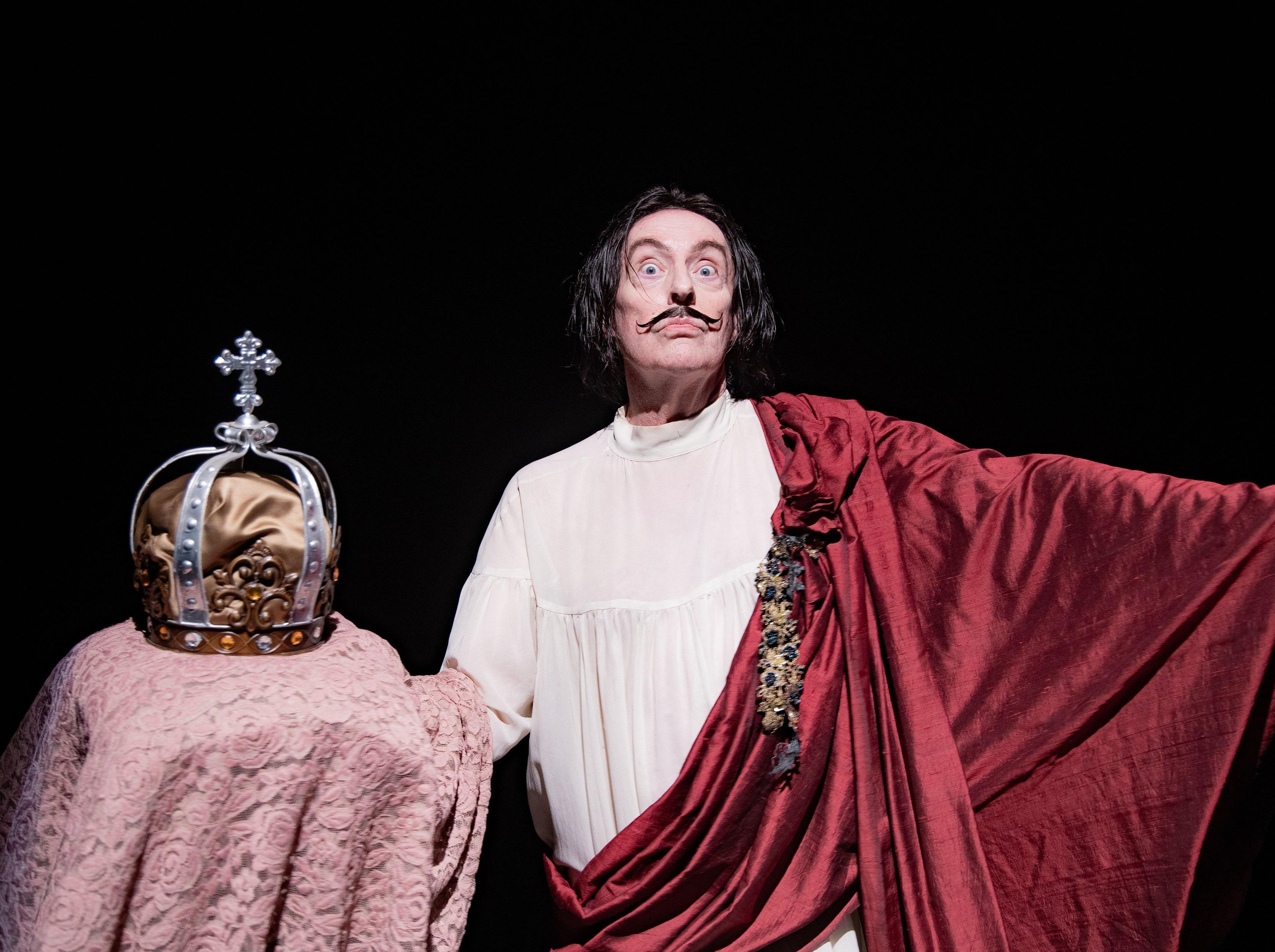 O ator e diretor Roberto Cordovani escolheu os palcos ga&uacute;chos para a estreia nacional de "De Dal&iacute; a Salvador". As apresenta&ccedil;&otilde;es ocorrem s&aacute;bado (31) &agrave;s 20h, e domingo (1&ordm;/11), ) &agrave;s 18h, no Teatro Sim&otilde;es Lopes Neto.