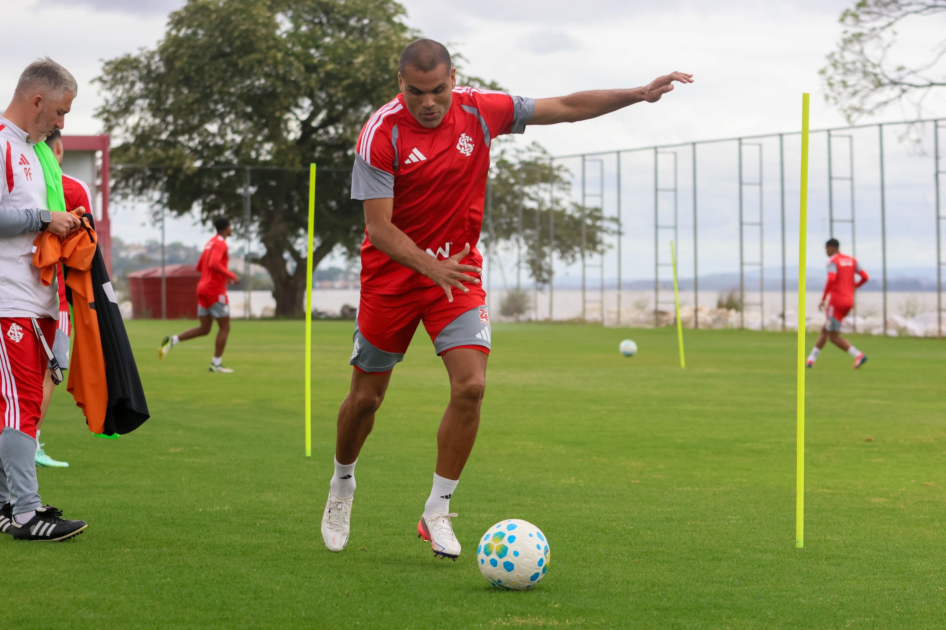 Mercado volta ao time colorado contra o Coritiba