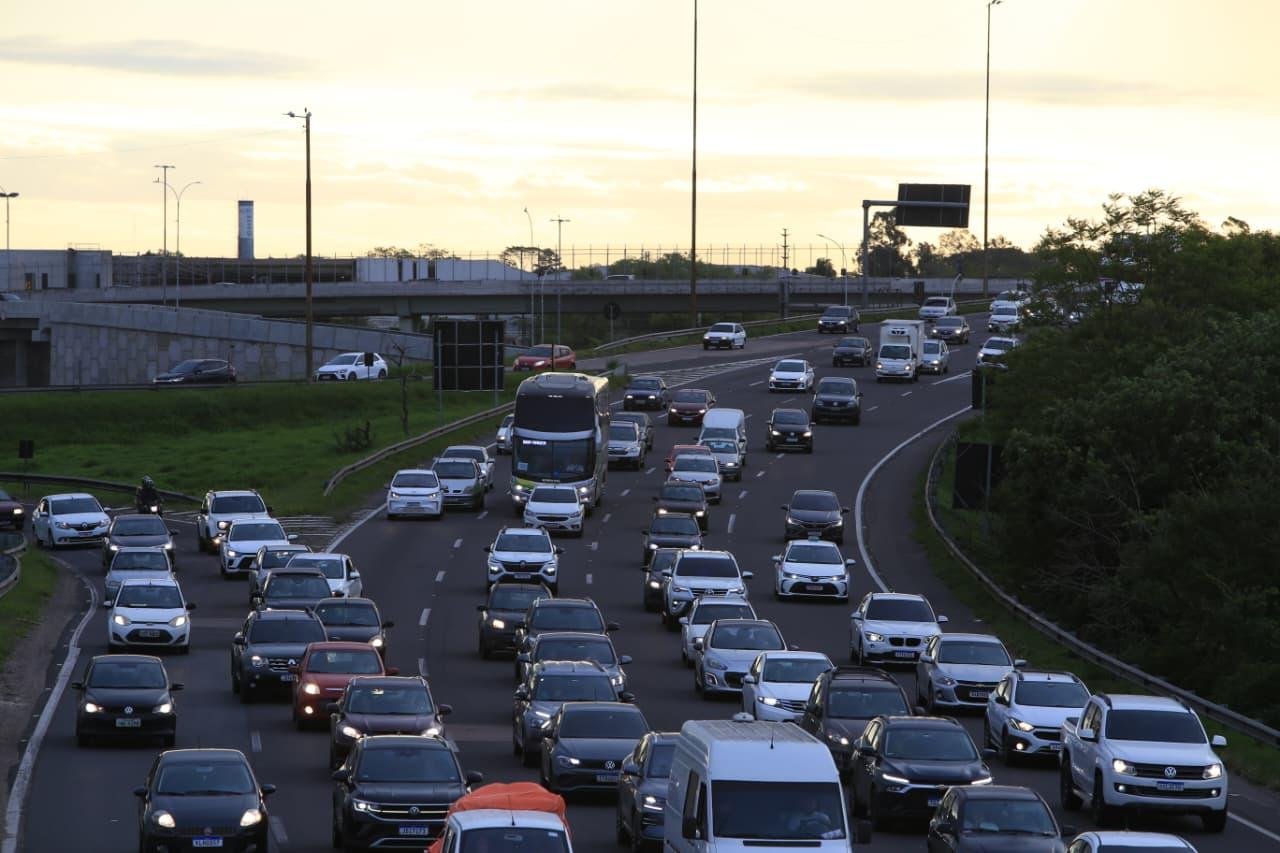 Movimento intenso marca saída de Porto Alegre para o Feriadão