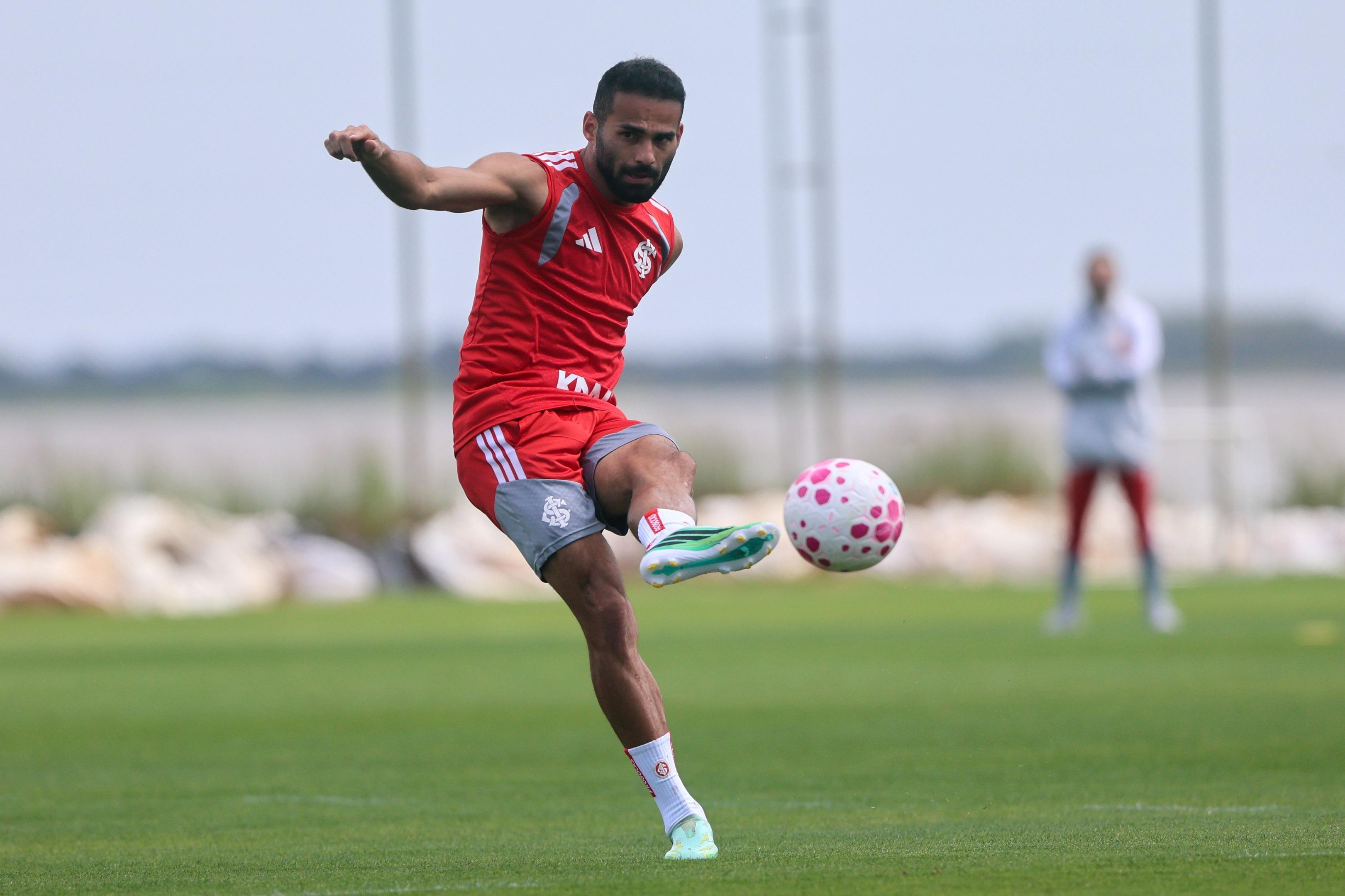 Thiago Maia faz tratamento, mas chance de jogar contra o Coritiba &eacute; remota