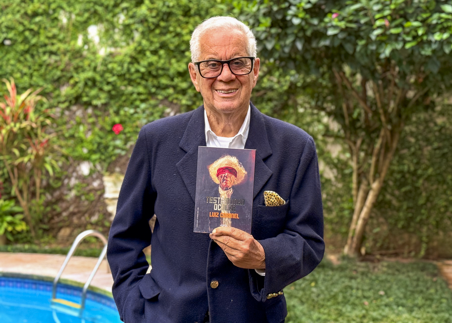 Luiz Coronel realiza sess&atilde;o de aut&oacute;grafos de "Testemunha Ocular", neste s&aacute;bado, 31 de outubro, &agrave;s 16h, na Pra&ccedil;a de Aut&oacute;grafos da 72&ordf; Feira do Livro de Porto Alegre