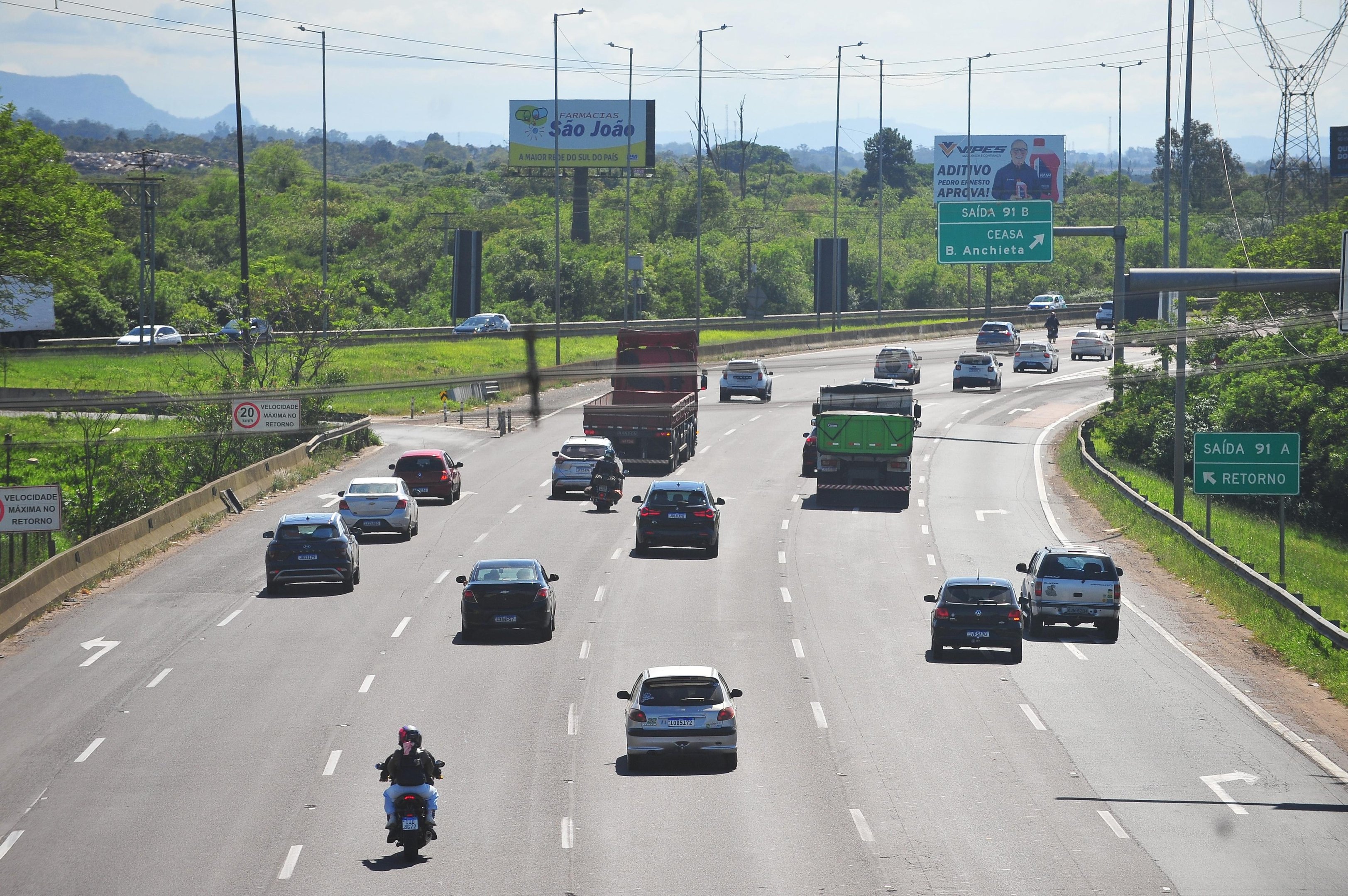 Saída para o feriadão tem movimento moderado nas estradas e na Rodoviária de Porto Alegre