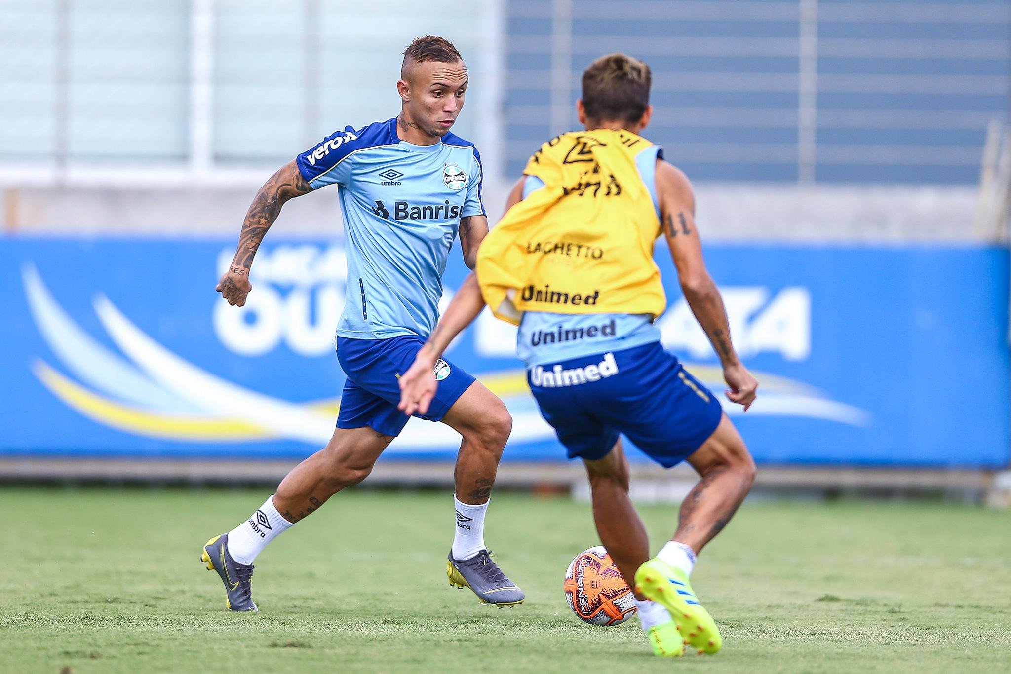 Atacante Everton destacou que a qualidade do grupo aumenta a exig&ecirc;ncia