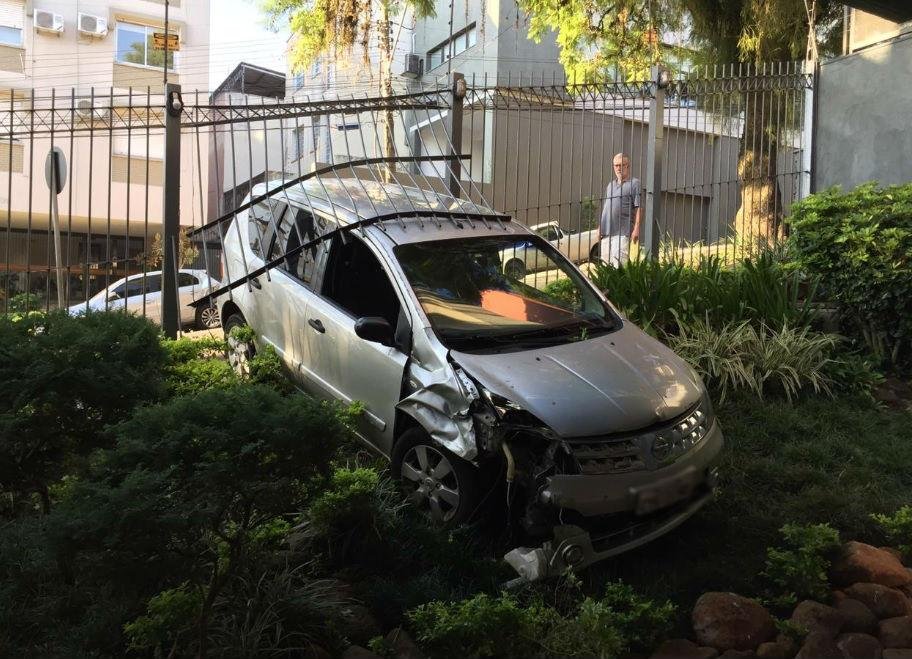 Nissan Livina desgovernado invadiu condom&iacute;nio no bairro Mont Serrat