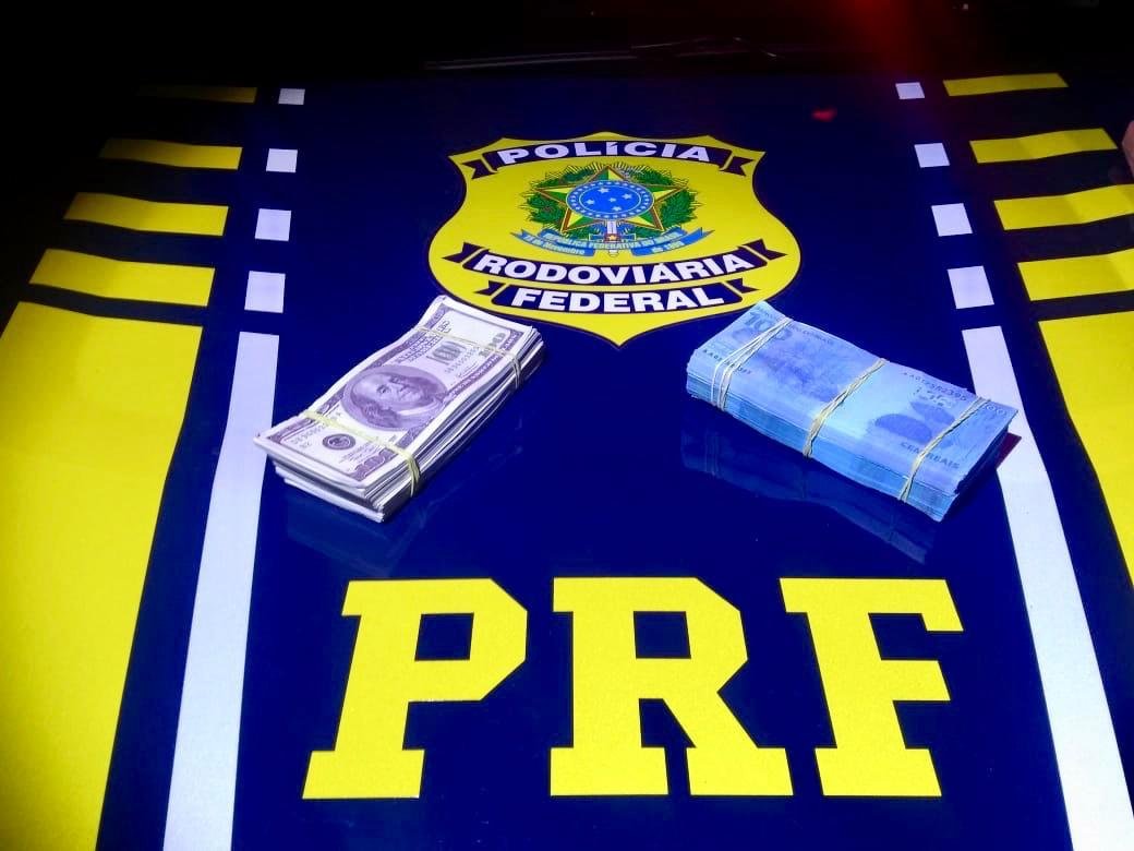 Havia notas falsas de R$ 100 e de 100 d&oacute;lares