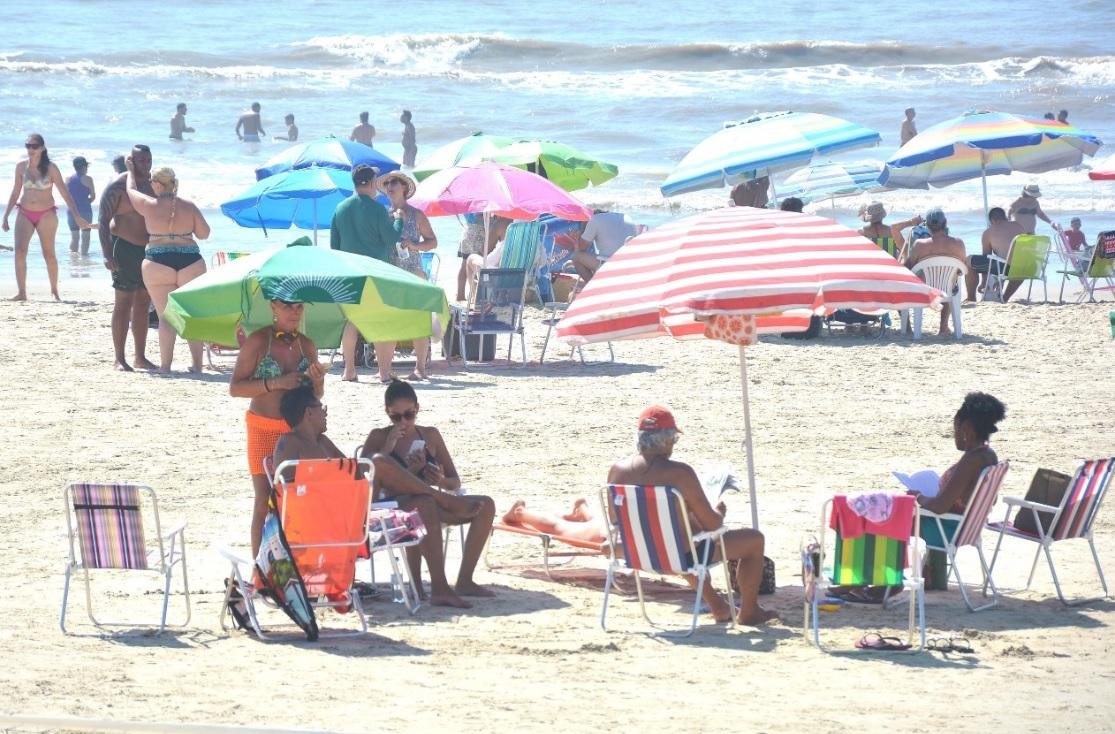 Veranistas aproveitaram o tempo bom na orla de Cidreira