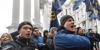 Manifestantes gritam palavras de ordem durante manifestação na Ucrânia
