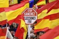 Manifestantes de direita seguram um cartaz pedindo eleições durante uma manifestação em Madri contra o primeiro-ministro espanhol Pedro Sánchez em 10 de fevereiro de 2019