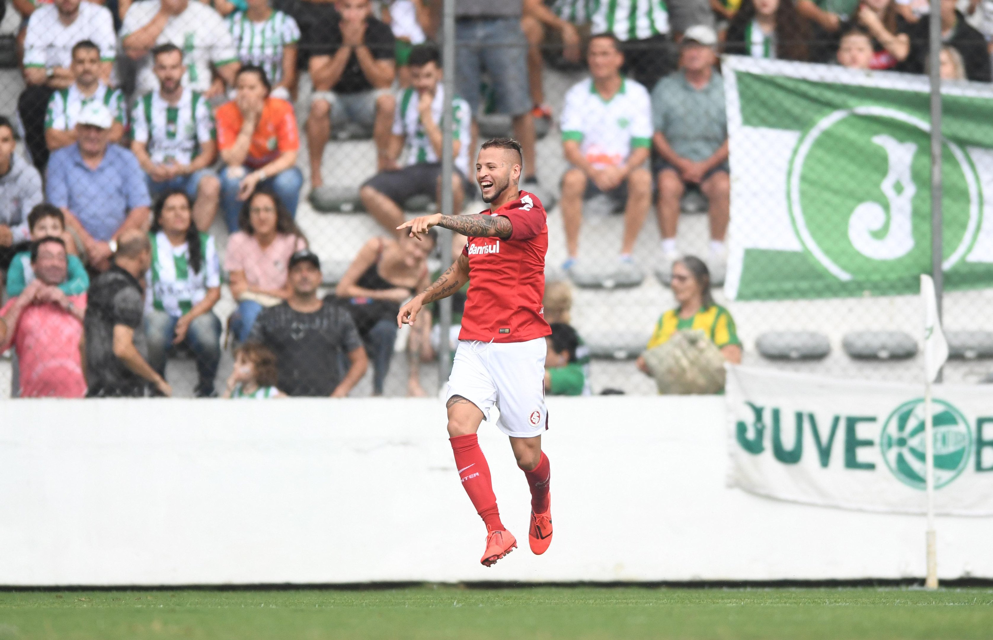 Nico L&oacute;pez abriu o placar para o Inter contra o Juventude, mas foi expulso logo depois