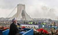 O presidente Hassan Rouhani dirigindo-se a multidões durante uma cerimônia de comemoração do 40º aniversário da Revolução Islâmica