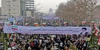 Iranianos marcham em direção à Praça Azadi durante comemoração da Revolução que destronou o último xá