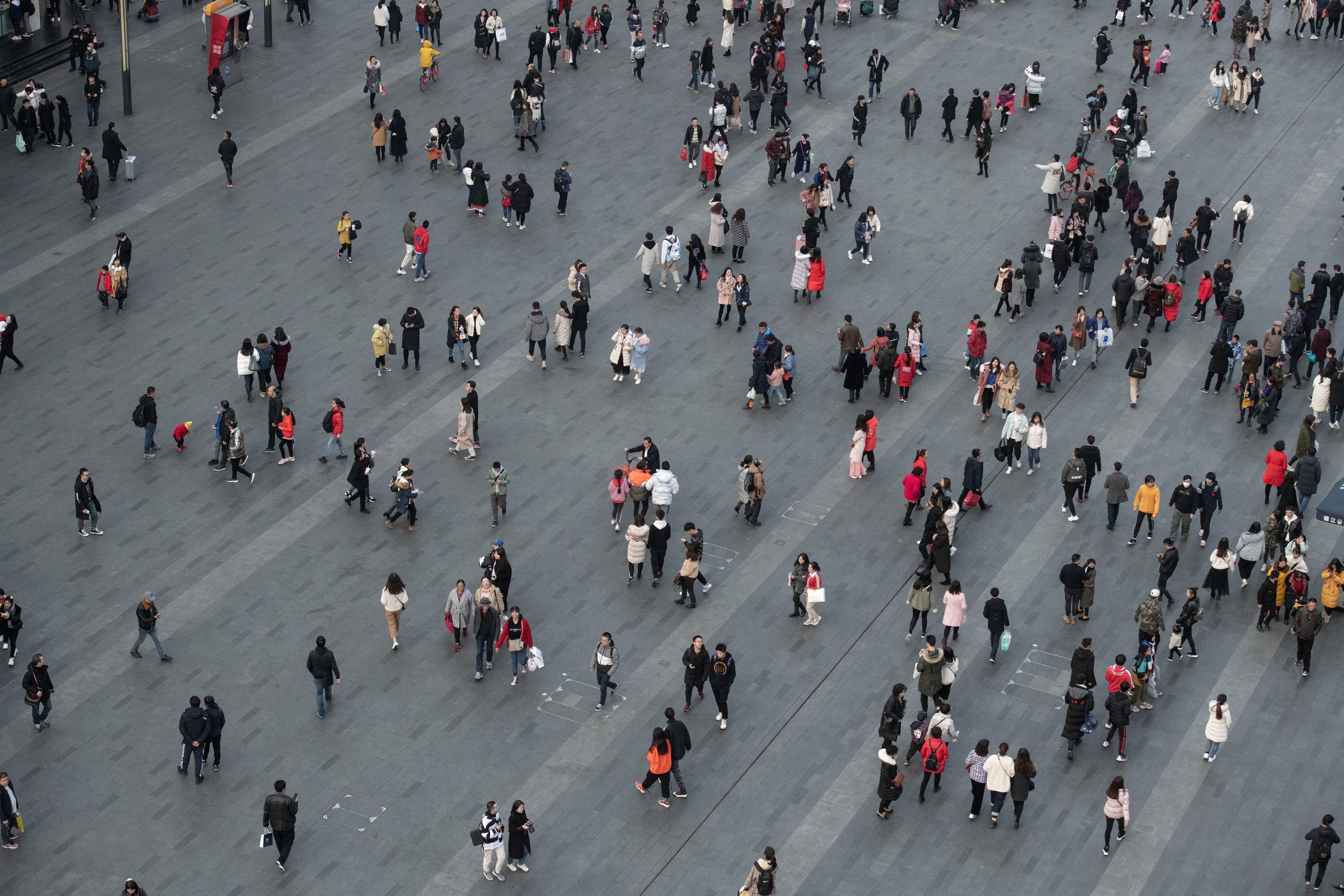 Pessoas andam em uma &aacute;rea tur&iacute;stica em Chengdu, na prov&iacute;ncia chinesa de Sichuan