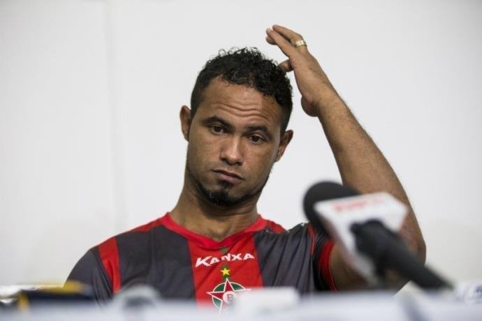 Goleiro Bruno perdeu o direito de trabalhar fora da pris&atilde;o ap&oacute;s ser flagrado em bar durante hor&aacute;rio de trabalho